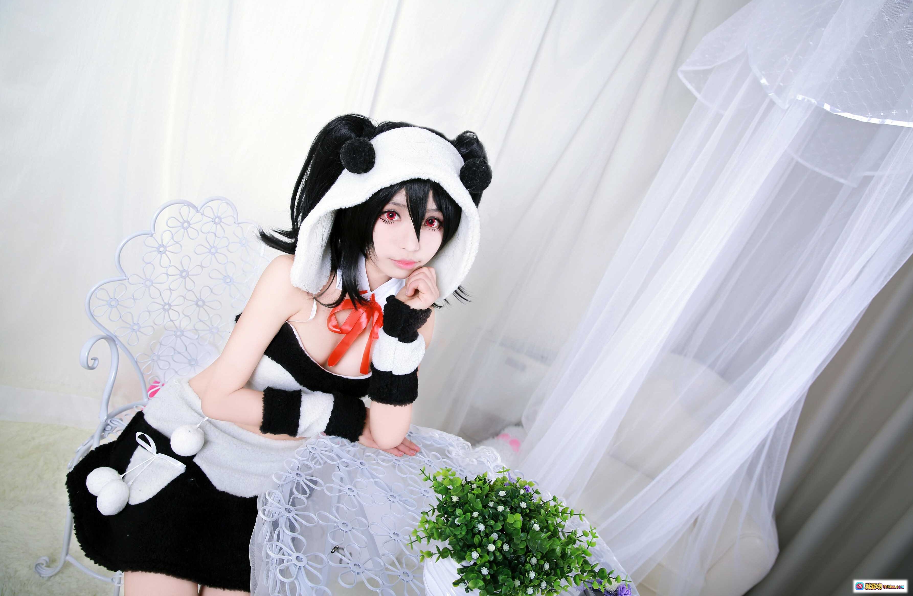 图片[5] - 白易子LOVELIVE熊猫装Cosplay写真 | 可爱黑发少女床上萌态 | 10P高清图集 - 就要吻