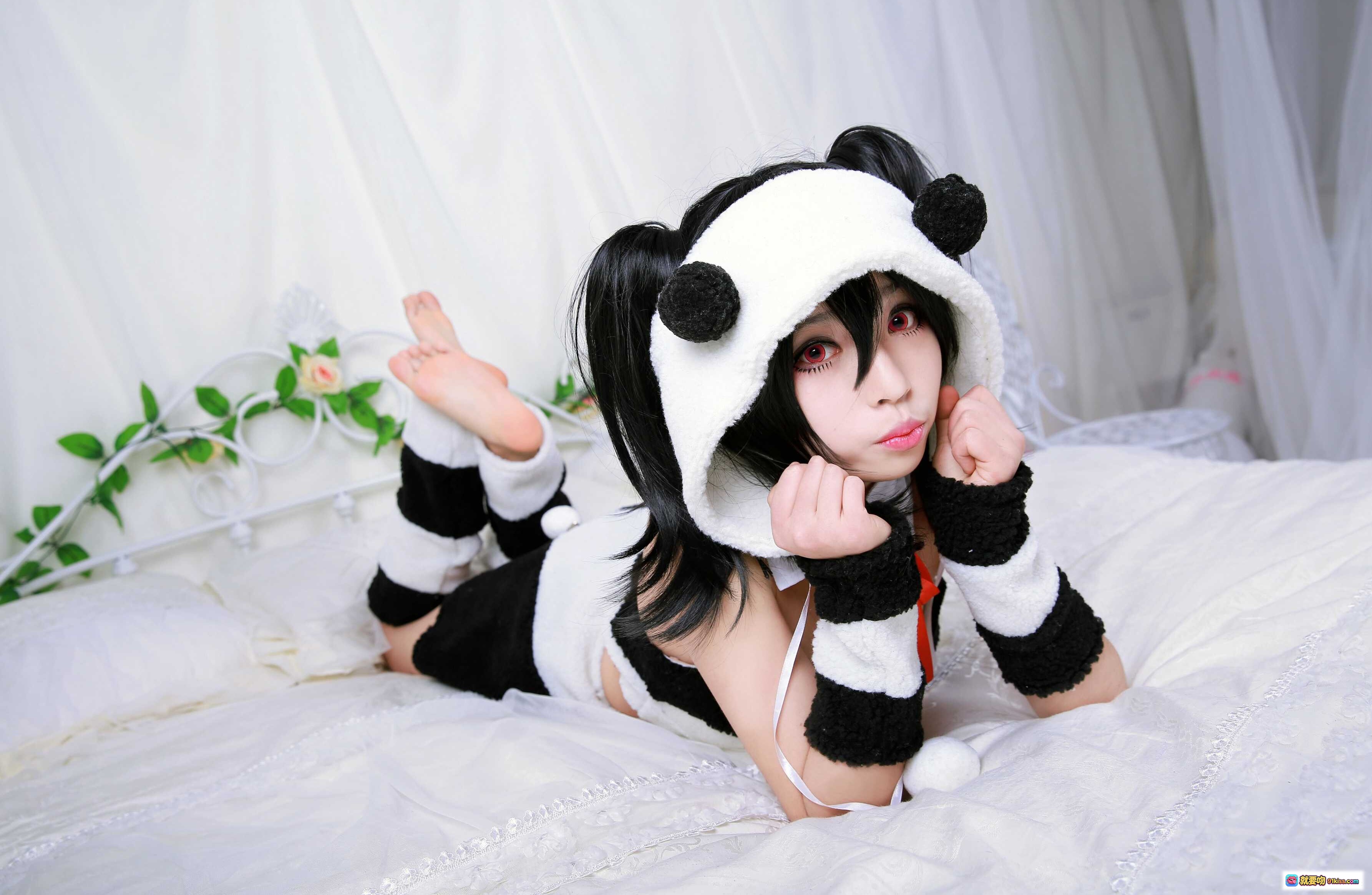 白易子LOVELIVE熊猫装Cosplay写真 | 可爱黑发少女床上萌态 | 10P高清图集 - 就要吻