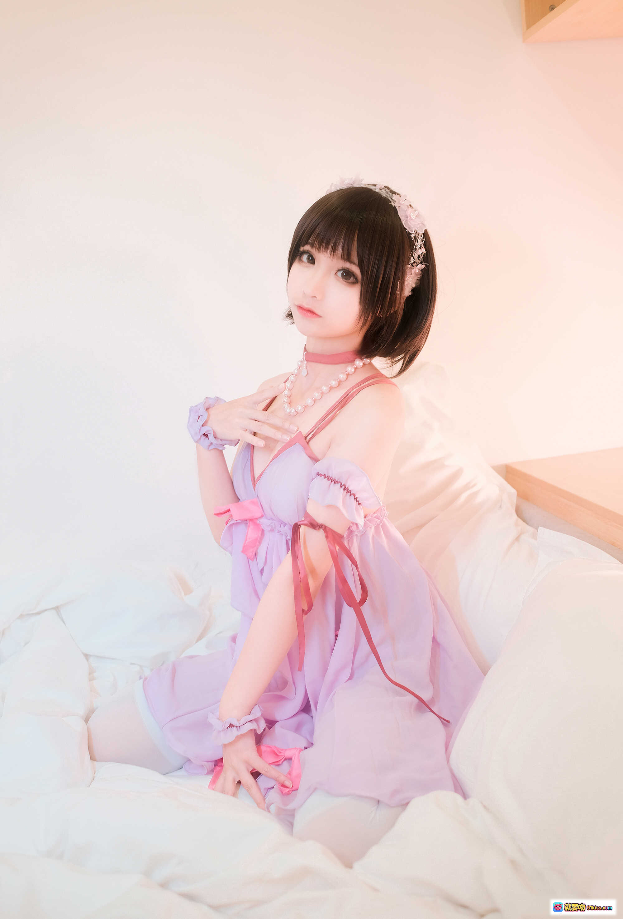 图片[1] - 蠢沫沫NO.018加藤惠睡衣写真｜紫色蕾丝吊带裙+珍珠项链+白色床品甜美少女风Cosplay摄影集 - 就要吻
