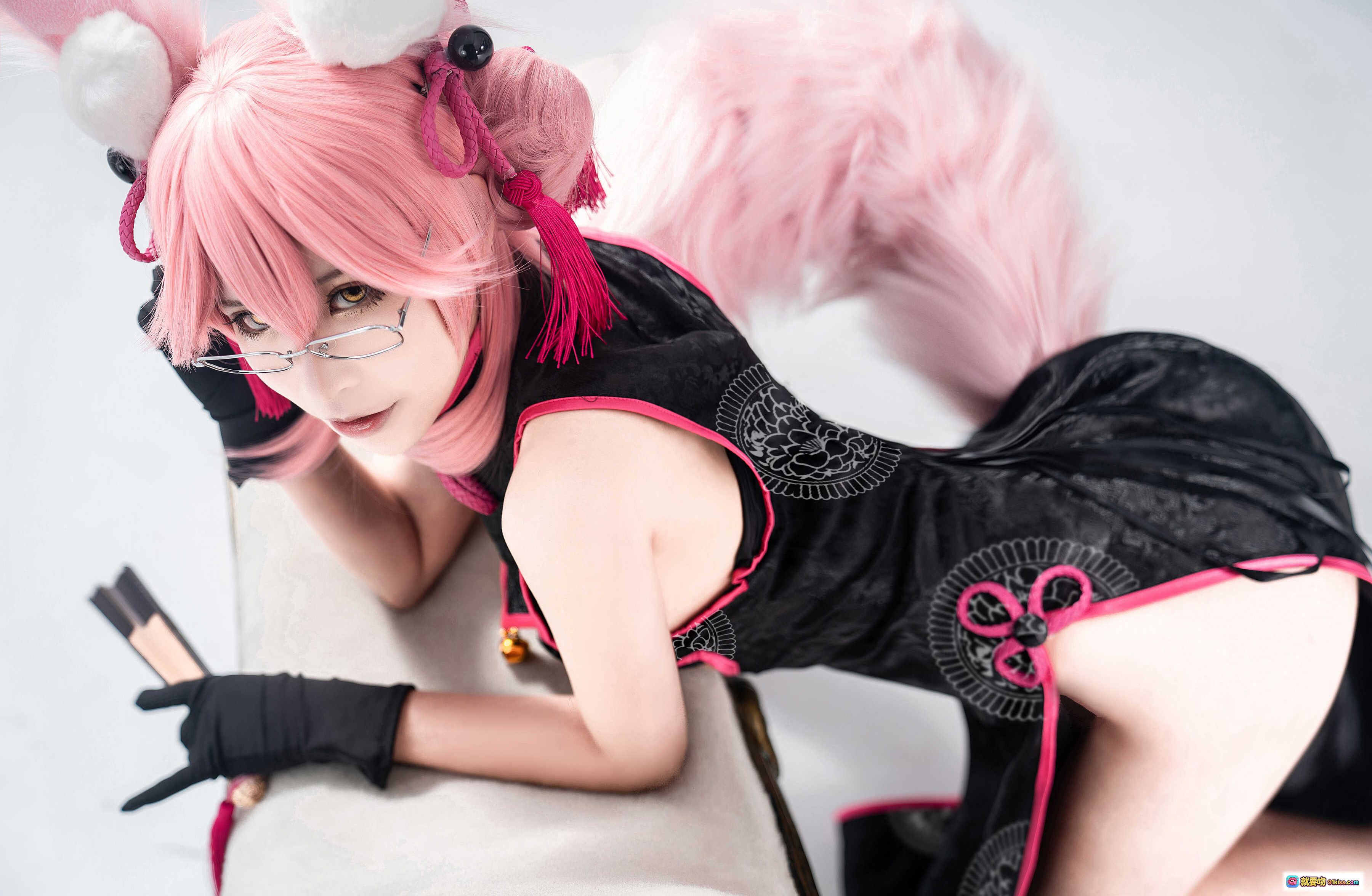 图片[2] - 爱老师玉藻前cosplay粉发旗袍眼镜造型精致写真图集 - 就要吻