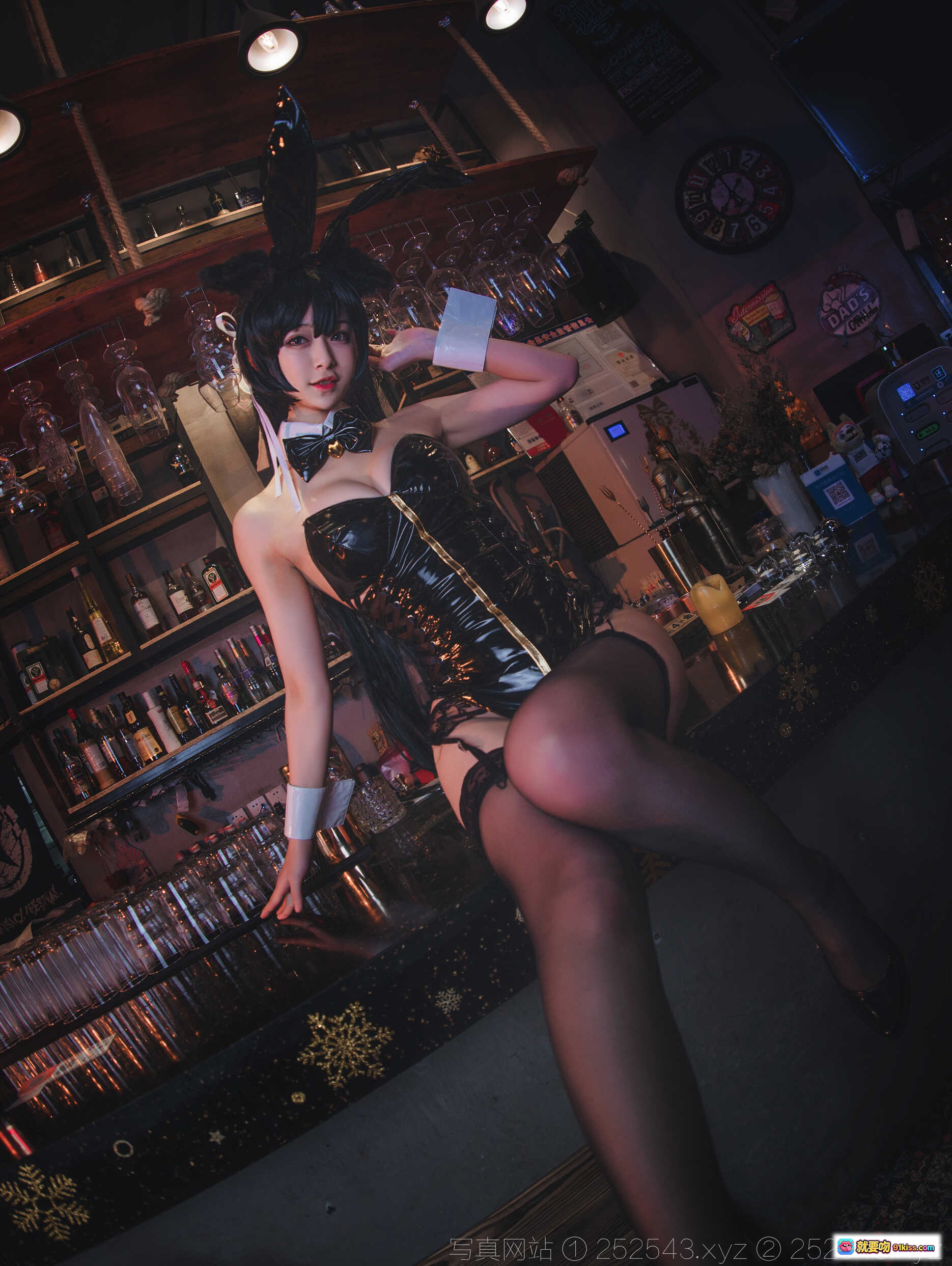 图片[1] - 铁板烧鬼舞w爱宕2 Cosplay写真 | 黑色兔女郎装束 | 酒吧场景性感摆拍 | NO.002 10P高清图集 - 就要吻