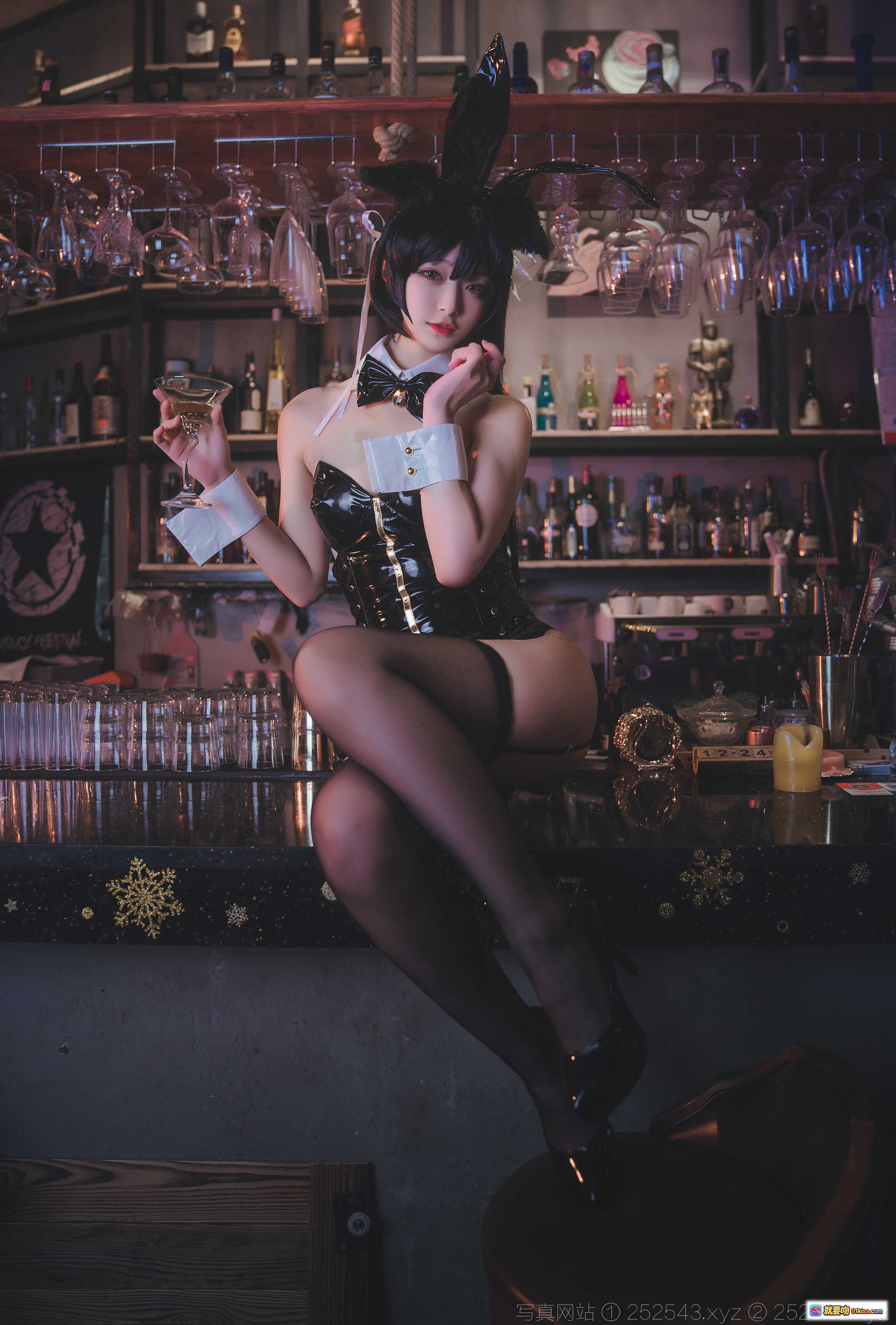 图片[9] - 铁板烧鬼舞w爱宕2 Cosplay写真 | 黑色兔女郎装束 | 酒吧场景性感摆拍 | NO.002 10P高清图集 - 就要吻