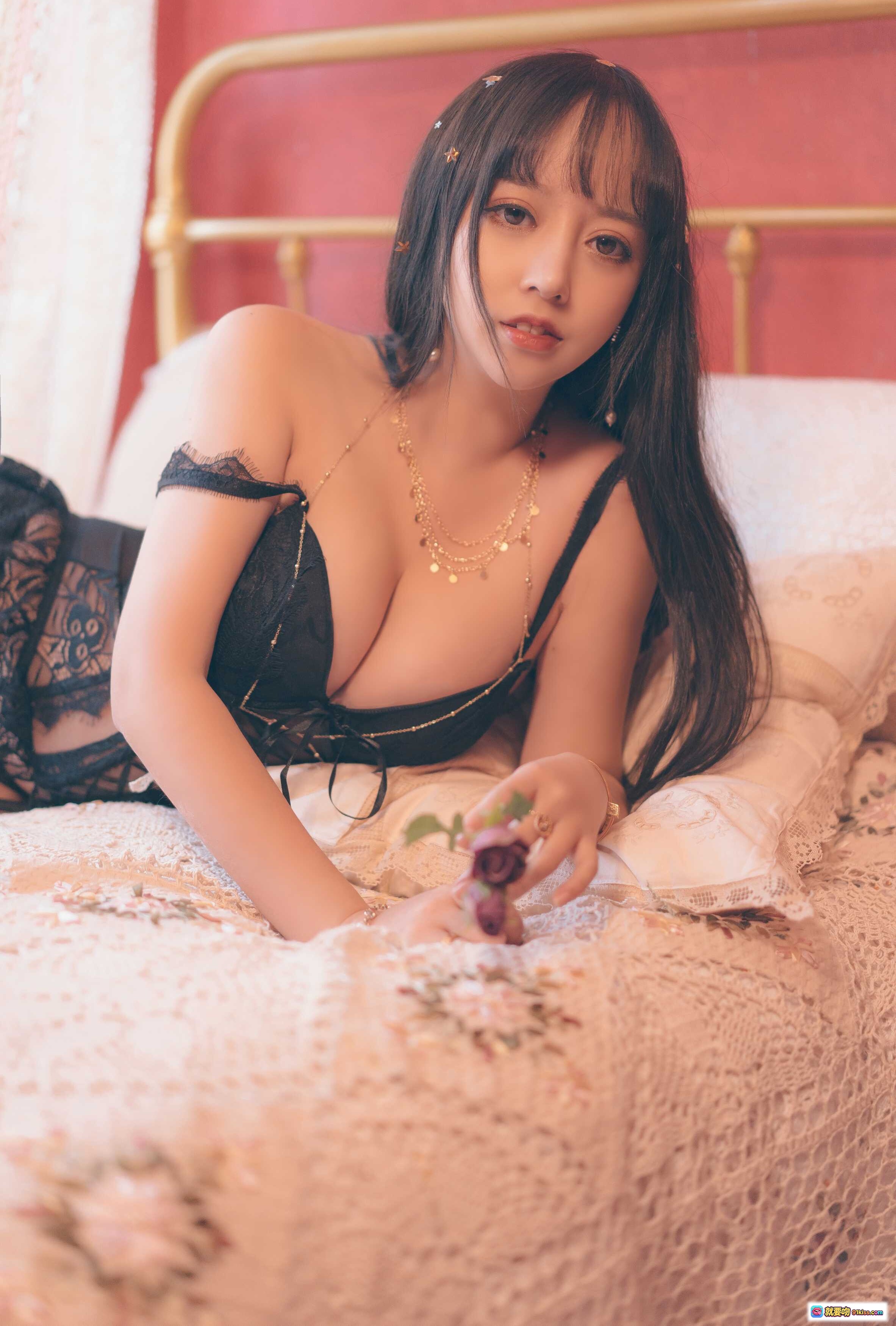 图片[9] - 过期米线线喵072米线6点半的月亮写真集-黑蕾丝内衣美臀性感背影复古红墙装饰艺术摄影 - 就要吻