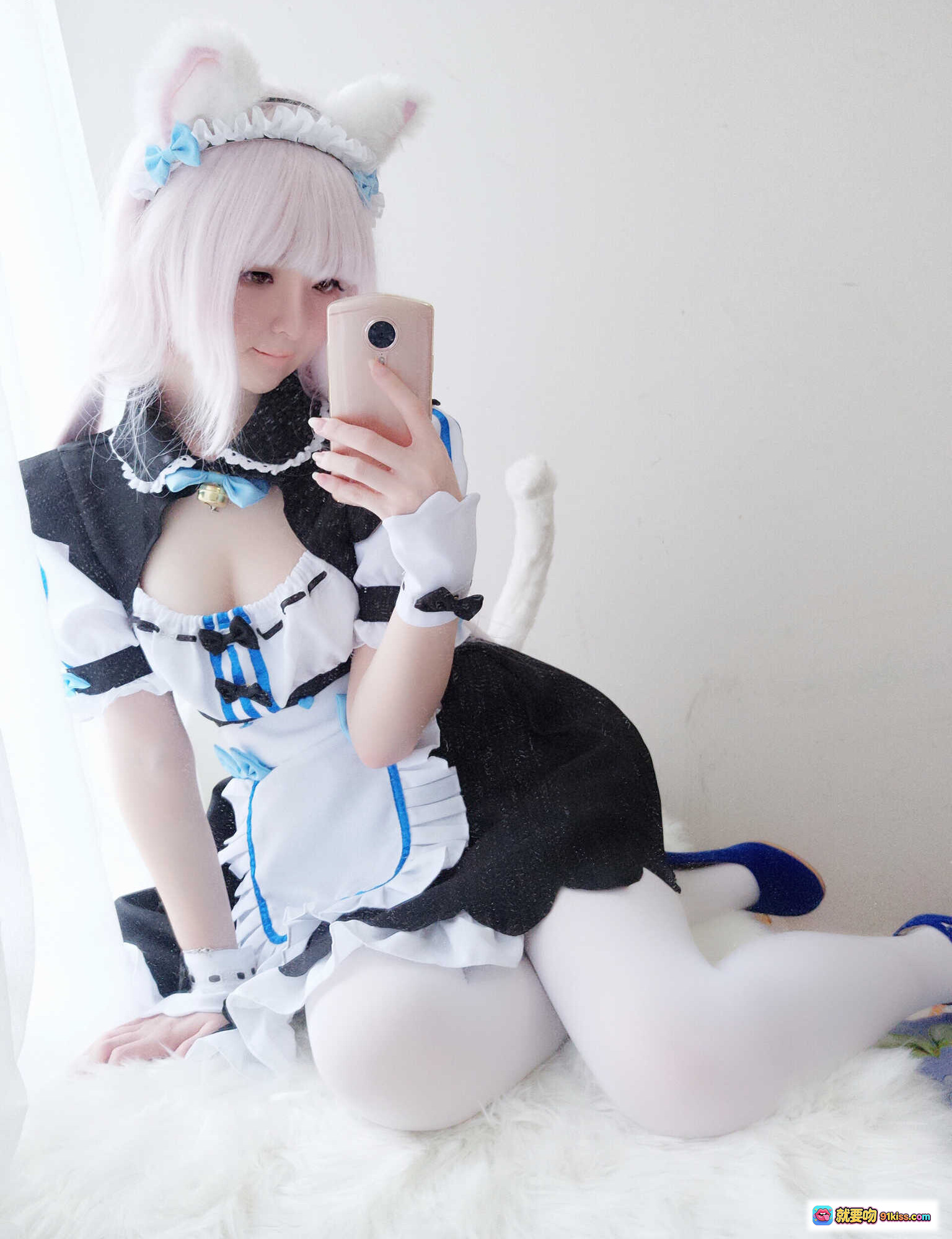 图片[2] - 一小央泽NO.025猫娘香子兰Cosplay写真 – 白发猫耳女仆装+白色丝袜+蝴蝶结手套+毛绒尾巴萌系美图 - 就要吻