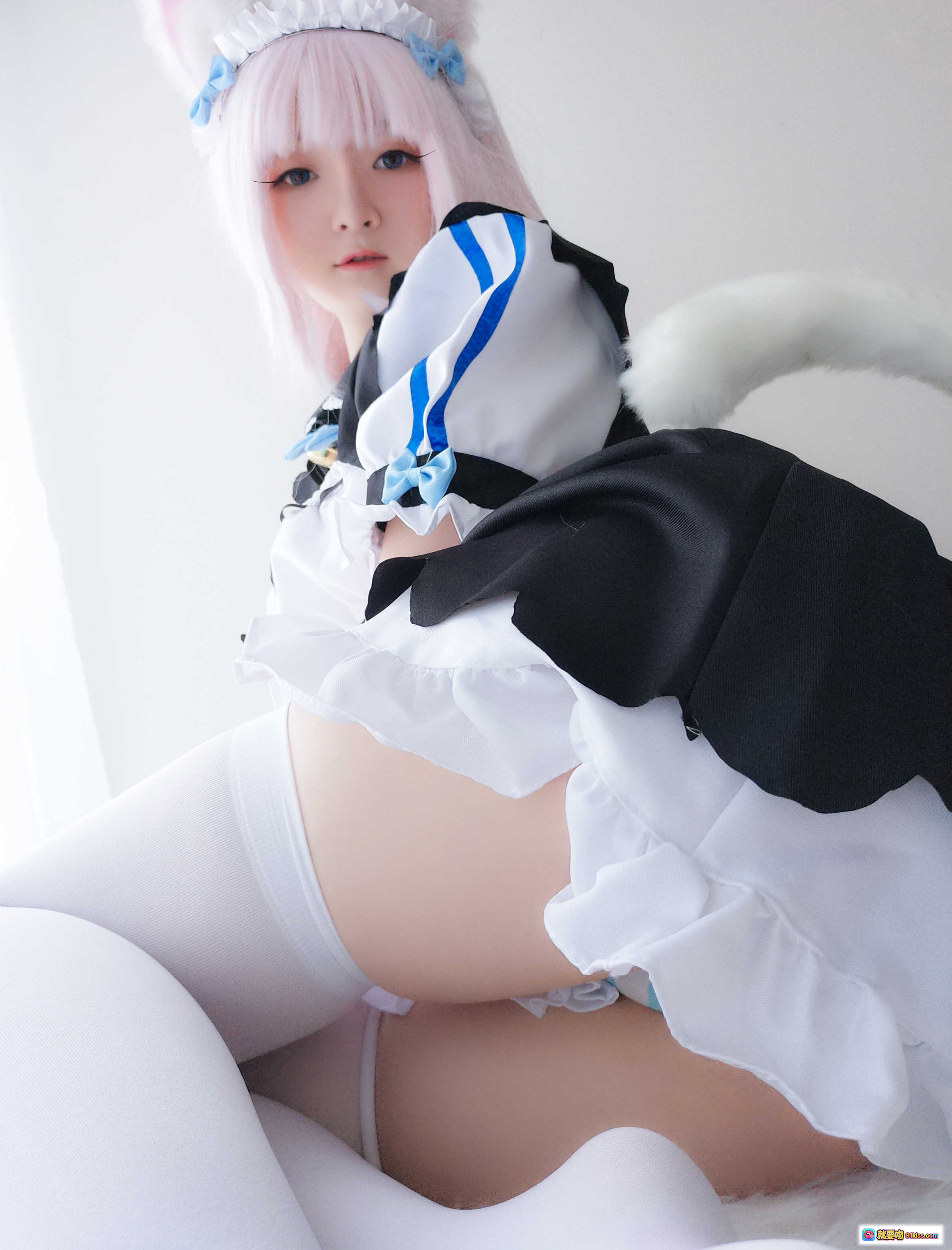 图片[10] - 一小央泽NO.025猫娘香子兰Cosplay写真 – 白发猫耳女仆装+白色丝袜+蝴蝶结手套+毛绒尾巴萌系美图 - 就要吻