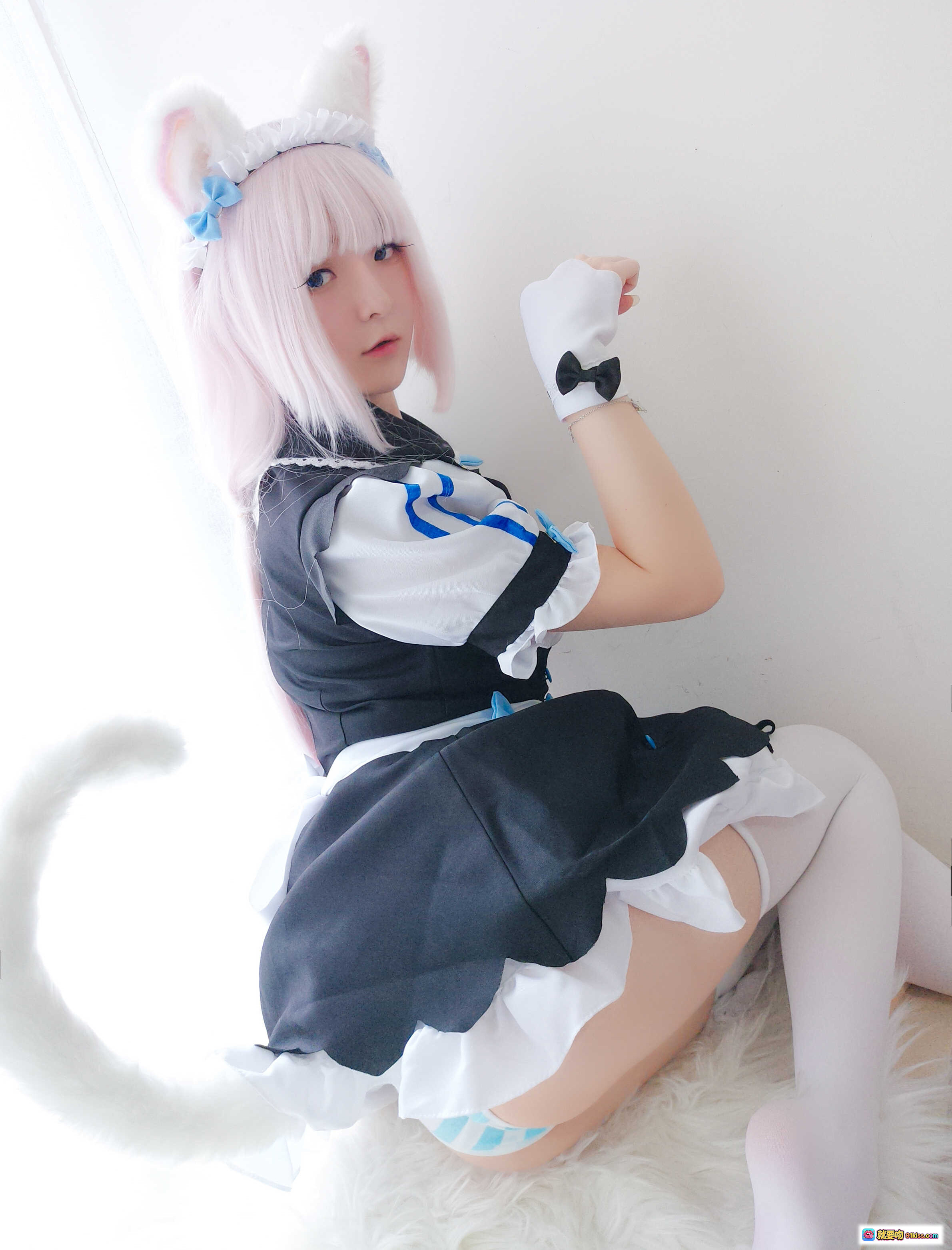 图片[1] - 一小央泽NO.025猫娘香子兰Cosplay写真 – 白发猫耳女仆装+白色丝袜+蝴蝶结手套+毛绒尾巴萌系美图 - 就要吻
