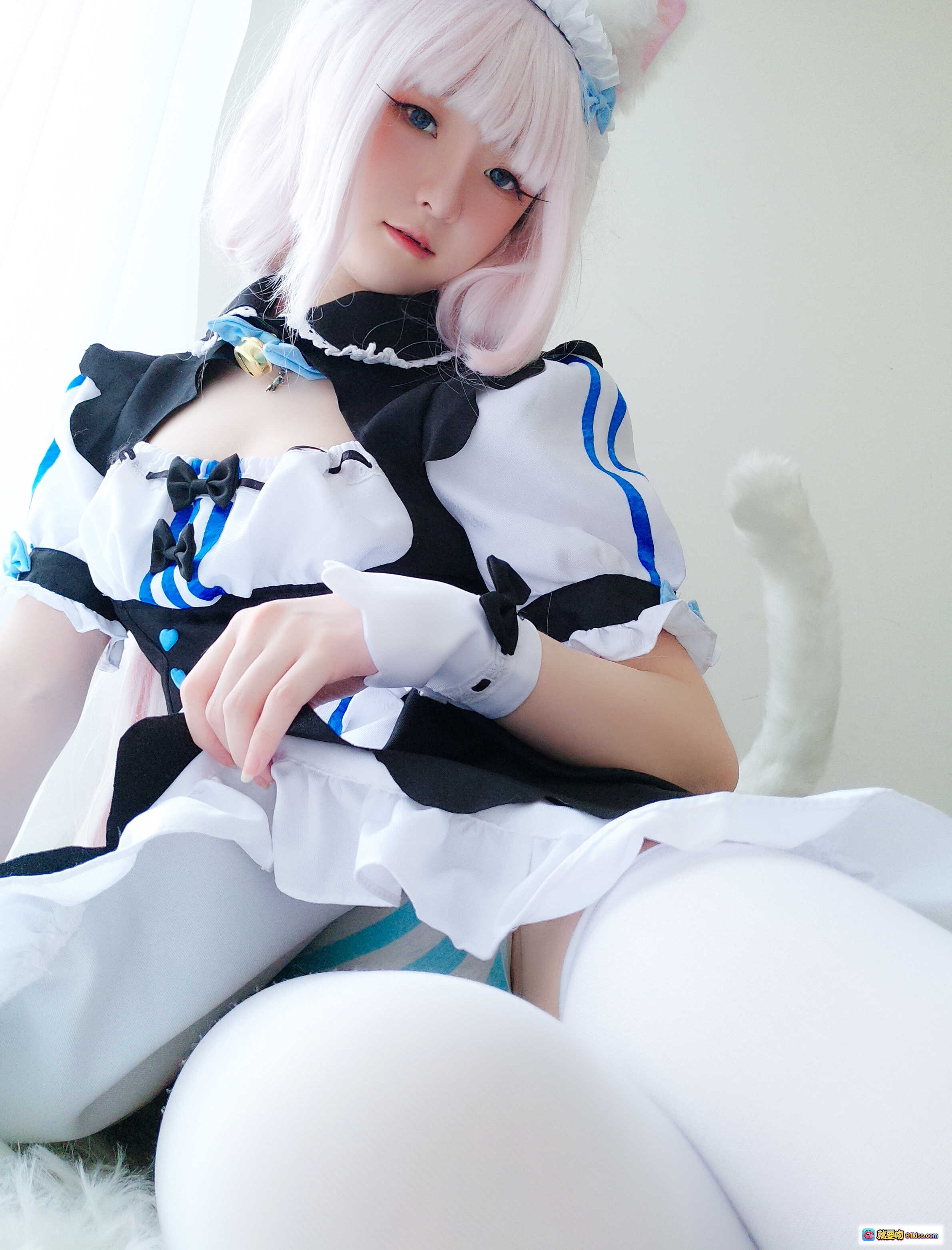 图片[8] - 一小央泽NO.025猫娘香子兰Cosplay写真 – 白发猫耳女仆装+白色丝袜+蝴蝶结手套+毛绒尾巴萌系美图 - 就要吻