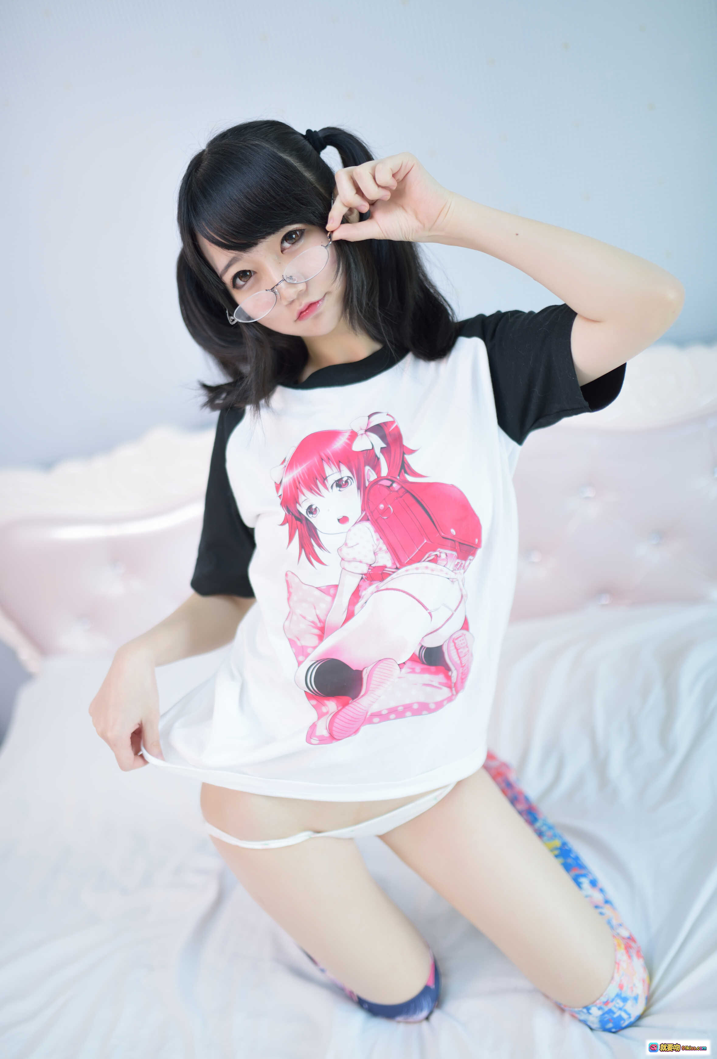 Nagesa魔物喵小彩蛋写真｜黑发双马尾眼镜少女｜动漫T恤居家风｜甜美私房照43P - 就要吻