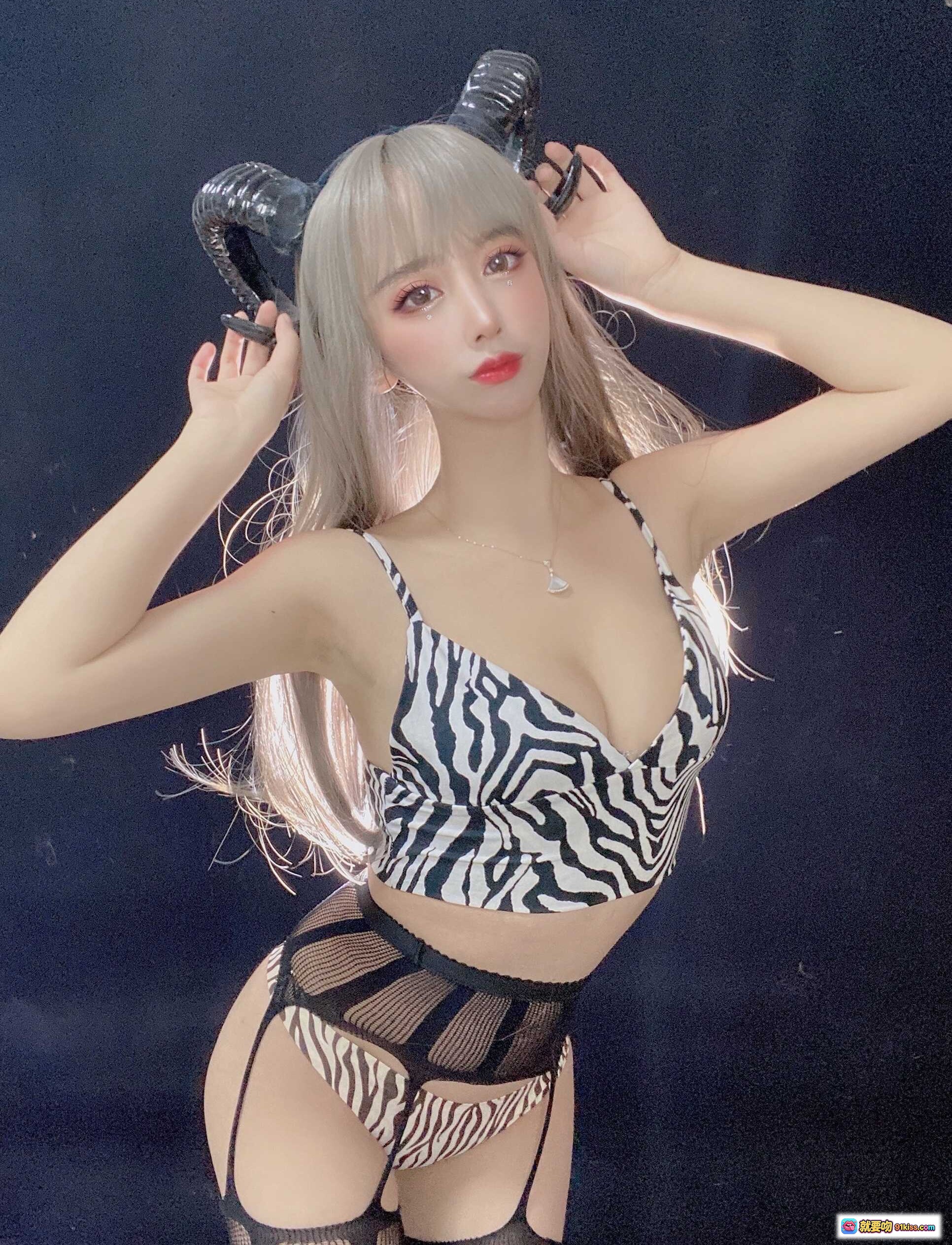 图片[3] - 过期米线线喵111米线 新年限定魅魔写真 40P高清单品 黑白斑马纹吊带+网纱裤袜 沙发私房美拍 - 就要吻