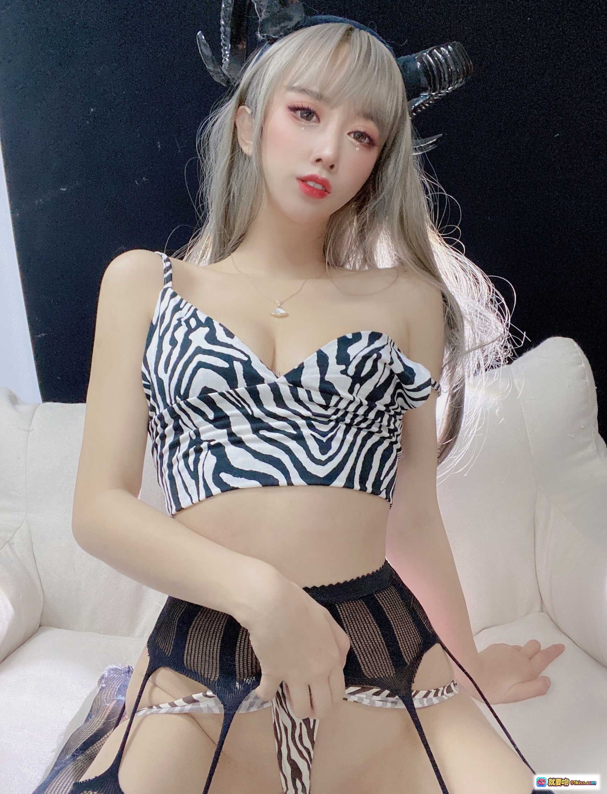 图片[8] - 过期米线线喵111米线 新年限定魅魔写真 40P高清单品 黑白斑马纹吊带+网纱裤袜 沙发私房美拍 - 就要吻