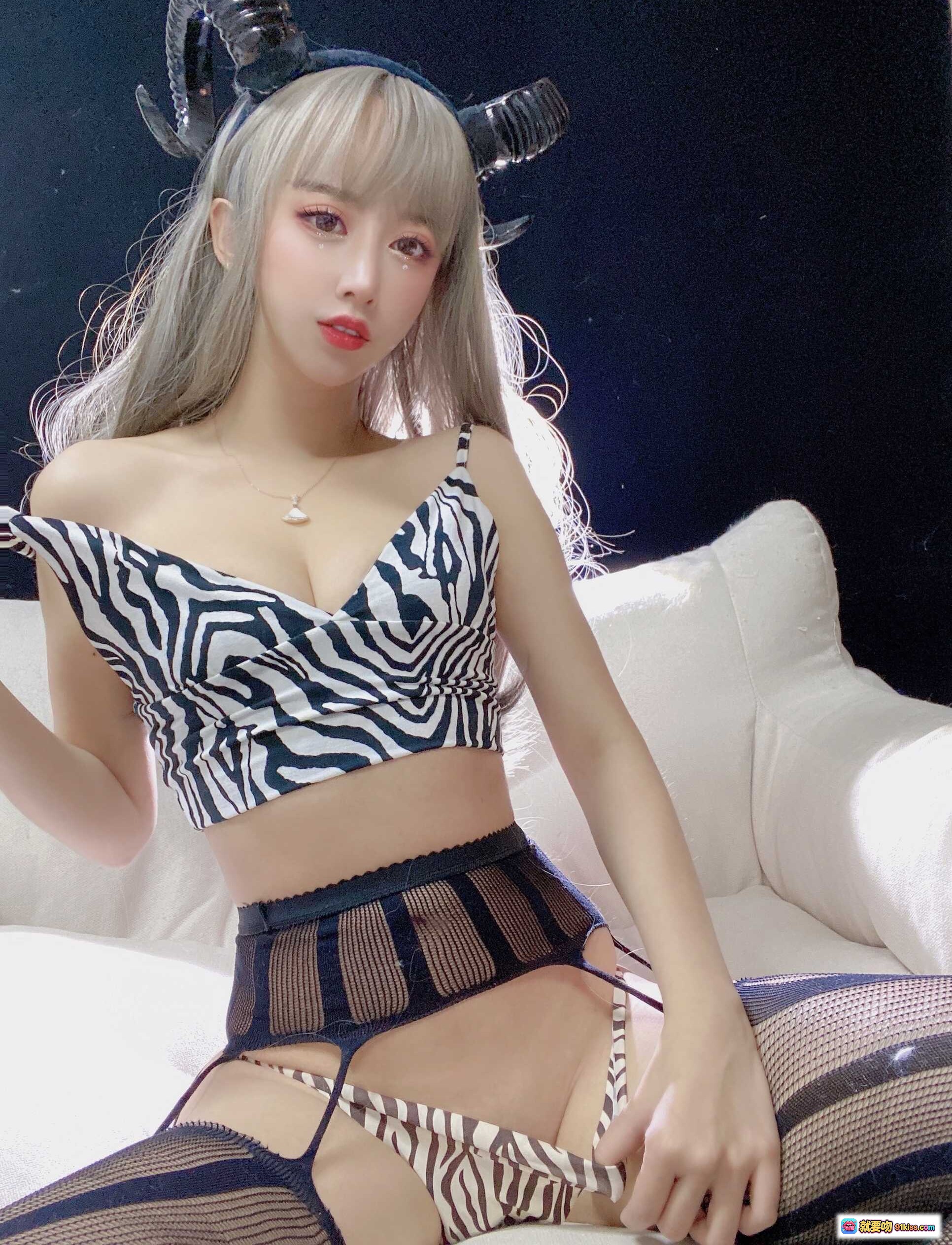 图片[6] - 过期米线线喵111米线 新年限定魅魔写真 40P高清单品 黑白斑马纹吊带+网纱裤袜 沙发私房美拍 - 就要吻