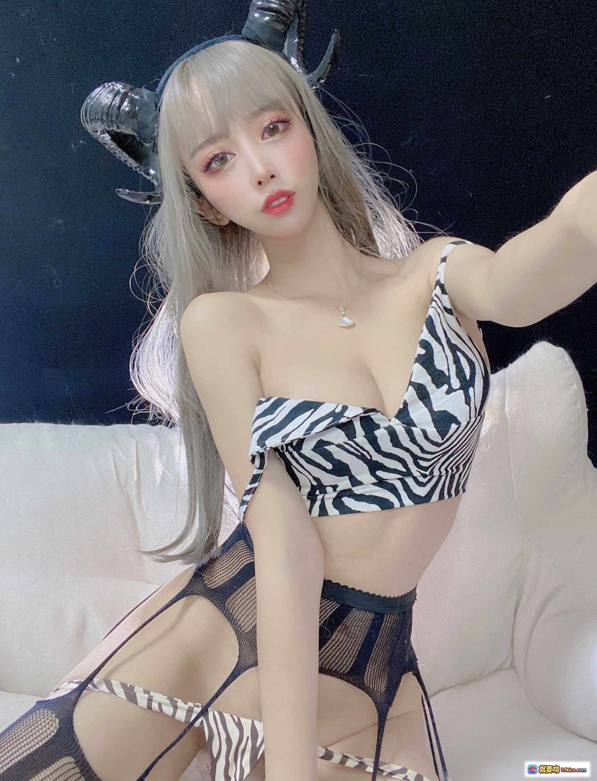 图片[2] - 过期米线线喵111米线 新年限定魅魔写真 40P高清单品 黑白斑马纹吊带+网纱裤袜 沙发私房美拍 - 就要吻