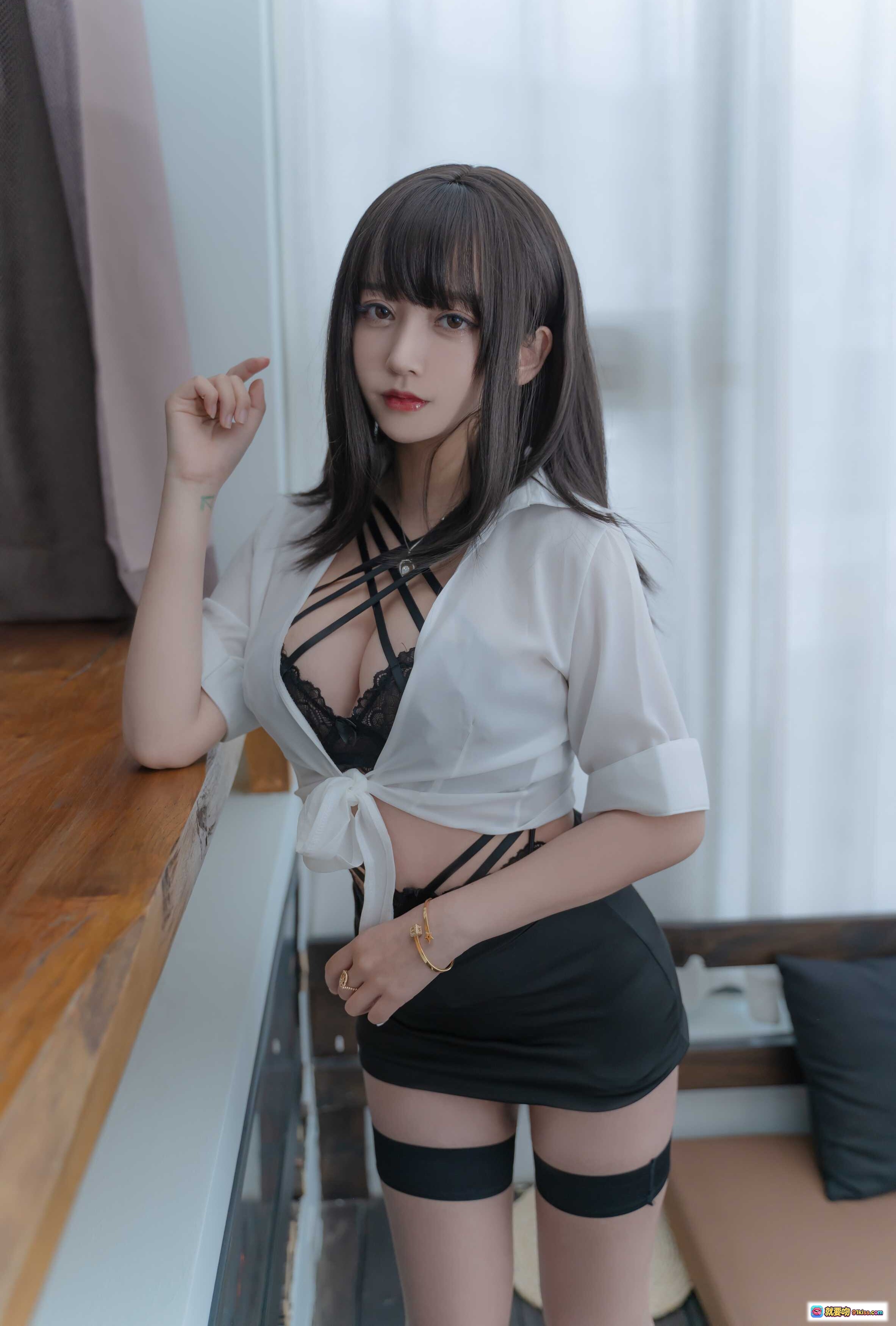 图片[1] - 职场新人性感写真｜黑蕾丝内衣+白衬衫系带+短裙 thighhighs 甜美诱惑风 - 就要吻