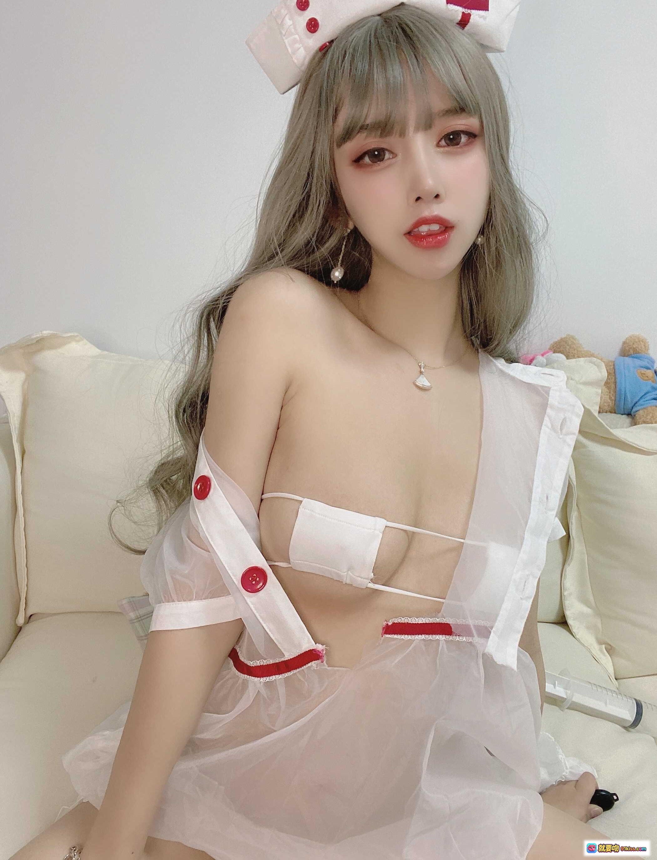 图片[10] - 兔子护士cosplay写真 | 透明蕾丝制服 | 红十字装饰 | 甜美银发少女 | 室内沙发摆拍 | 高清39P图集 - 就要吻