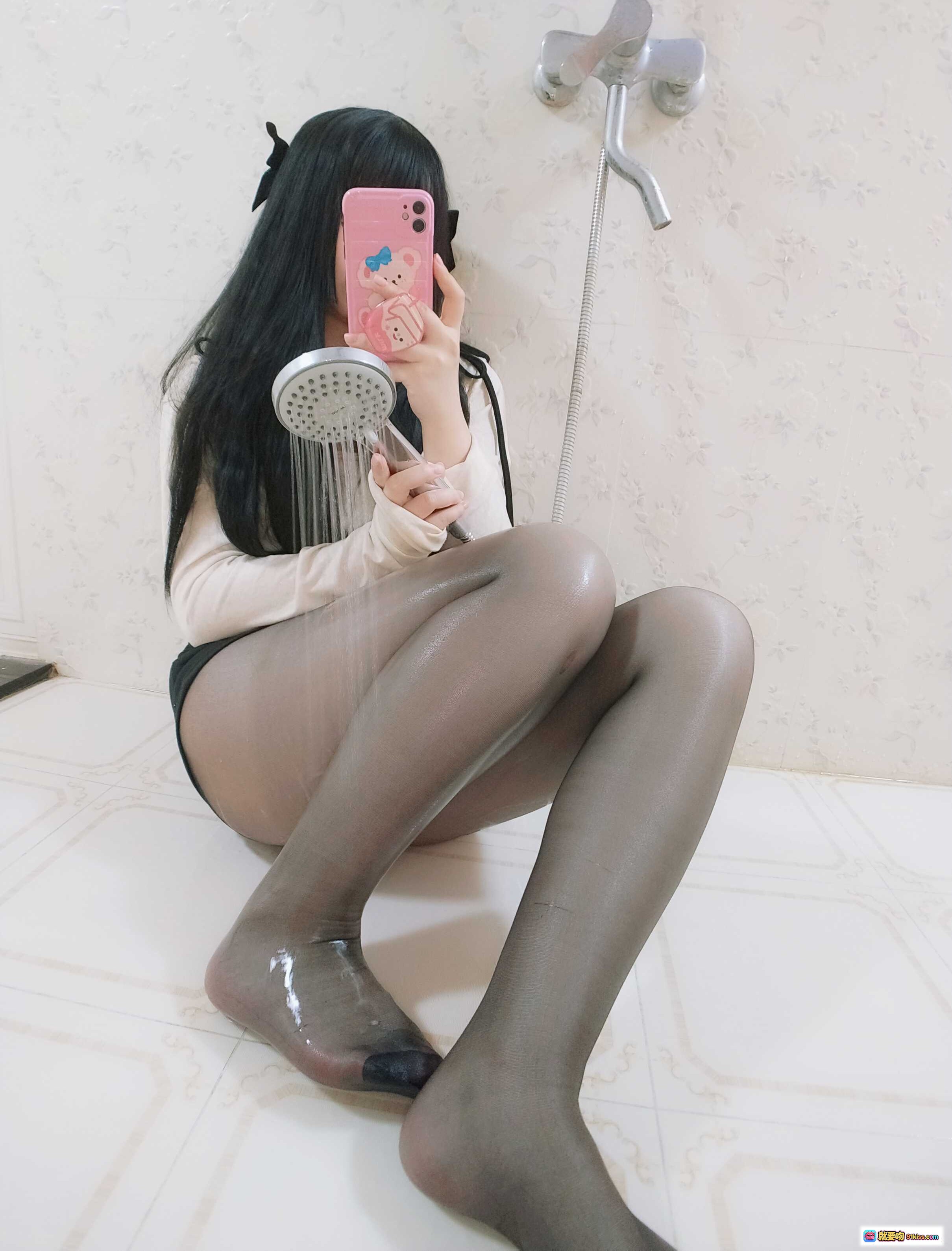 古川NO.050浴室湿身黑丝美腿自拍 透明丝袜淋浴诱惑写真39P - 就要吻