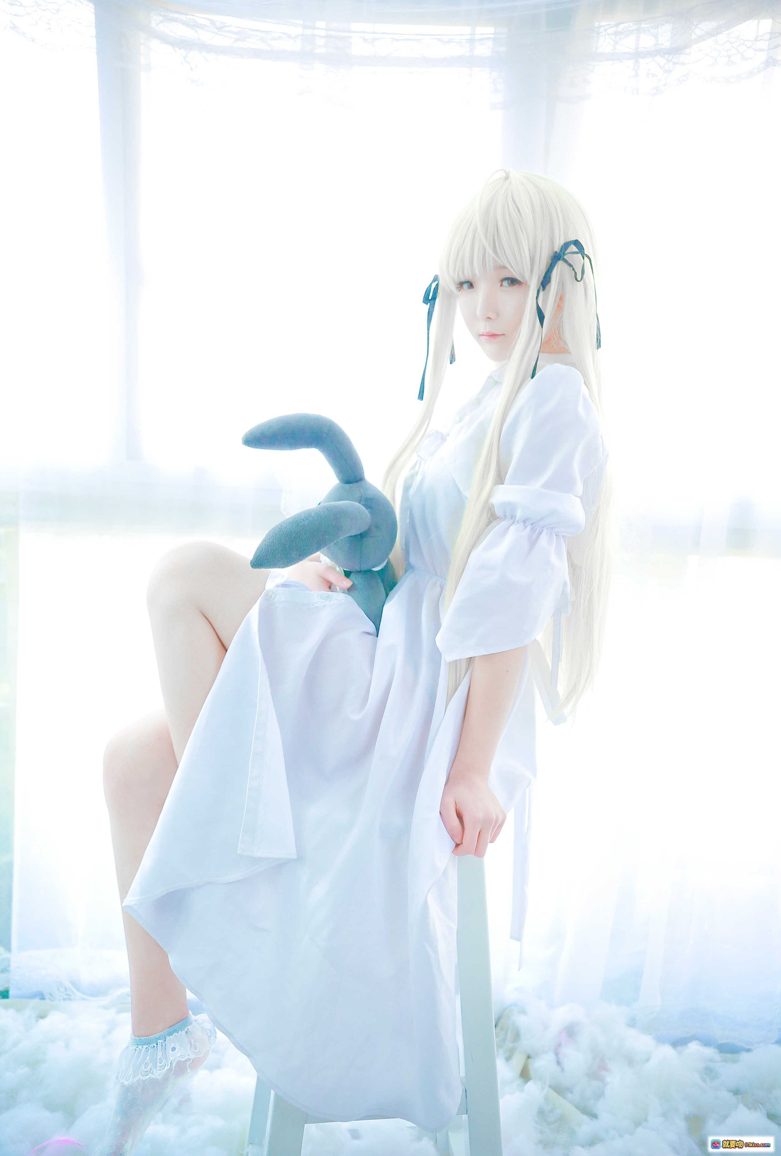 图片[2] - 小央泽NO.011穹妹cos写真 白裙蕾丝袜抱灰兔玩偶 金发双马尾少女风高清图集 - 就要吻