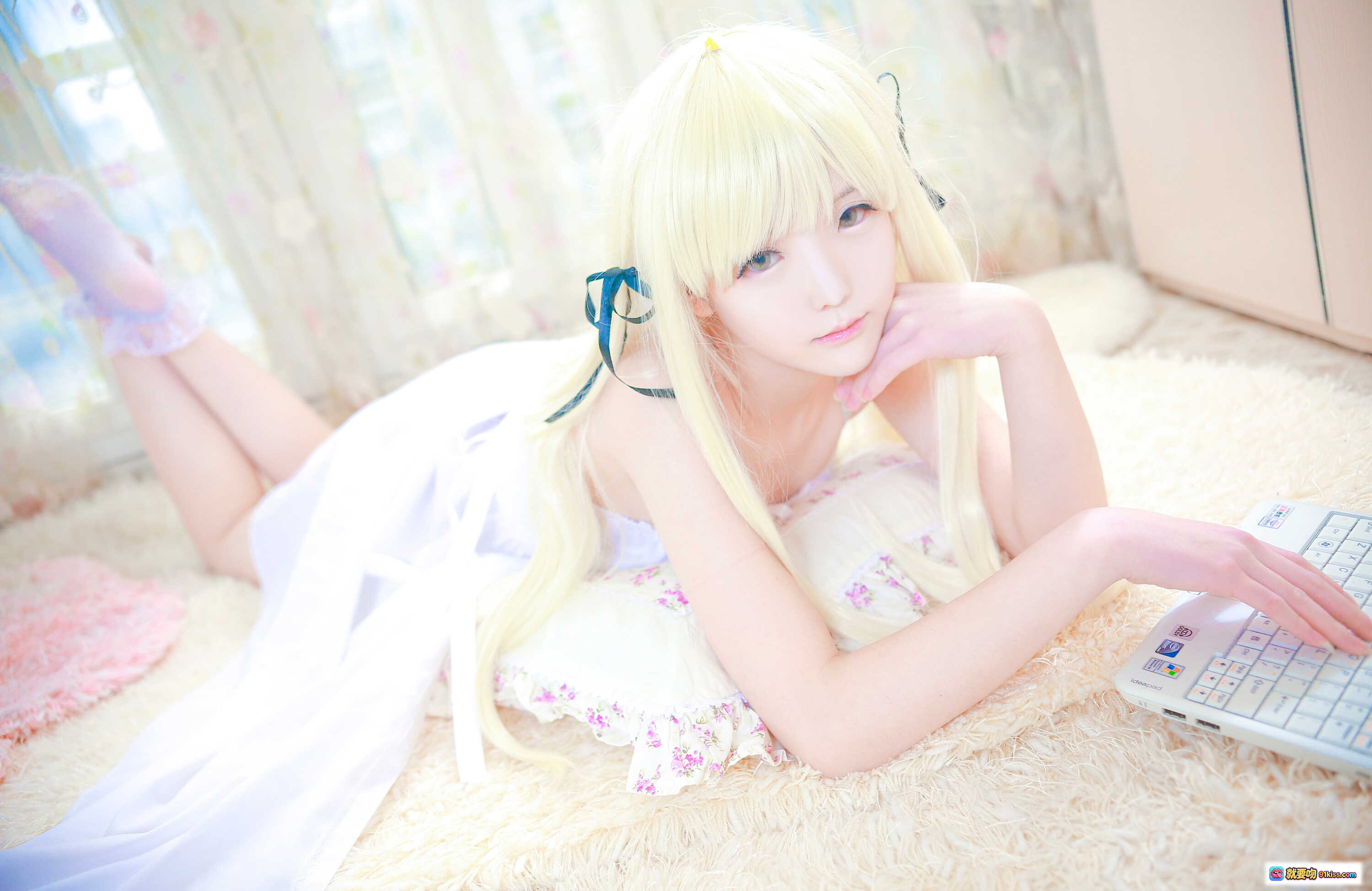图片[3] - 小央泽NO.011穹妹cos写真 白裙蕾丝袜抱灰兔玩偶 金发双马尾少女风高清图集 - 就要吻