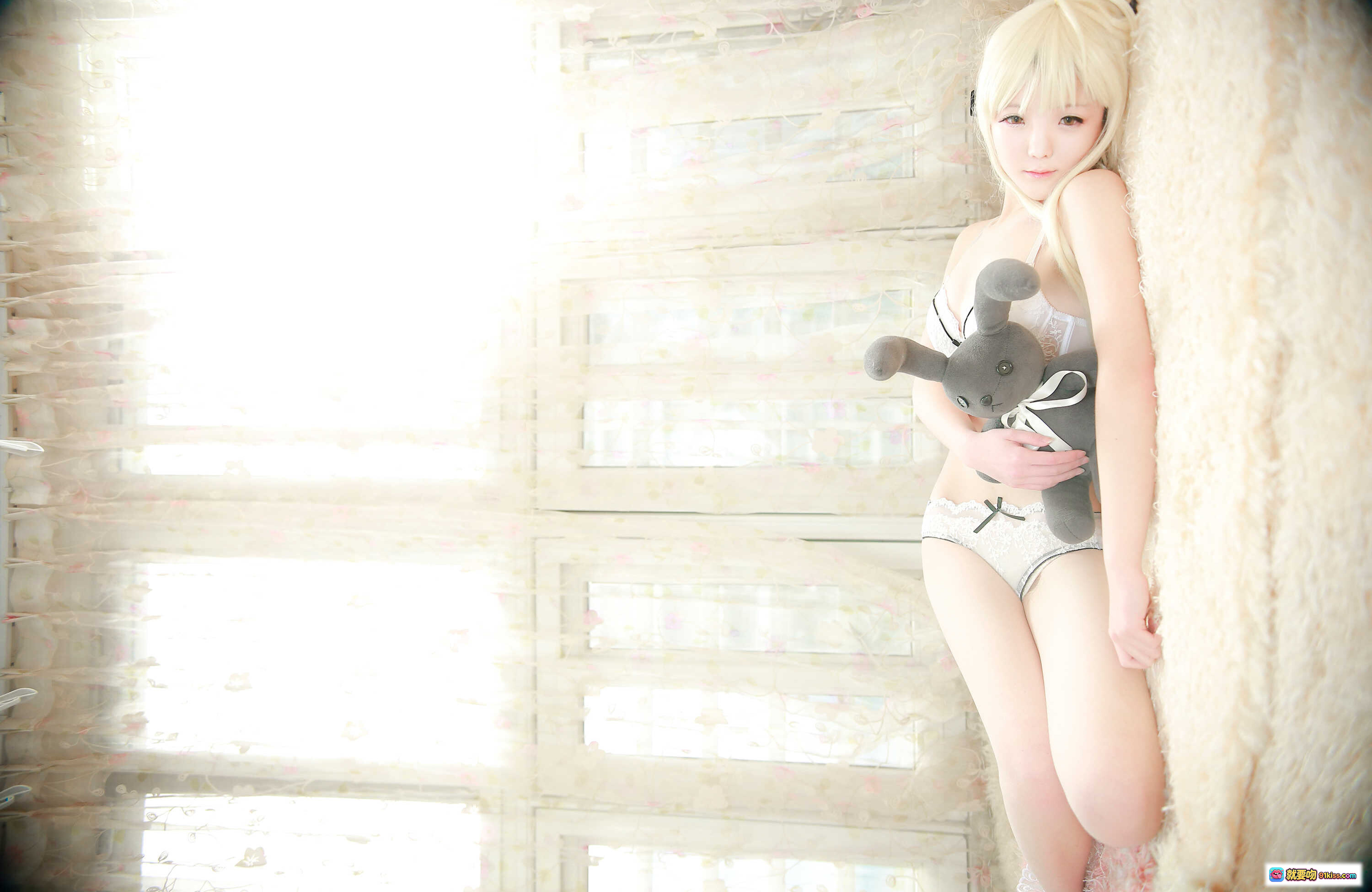 图片[9] - 小央泽NO.011穹妹cos写真 白裙蕾丝袜抱灰兔玩偶 金发双马尾少女风高清图集 - 就要吻