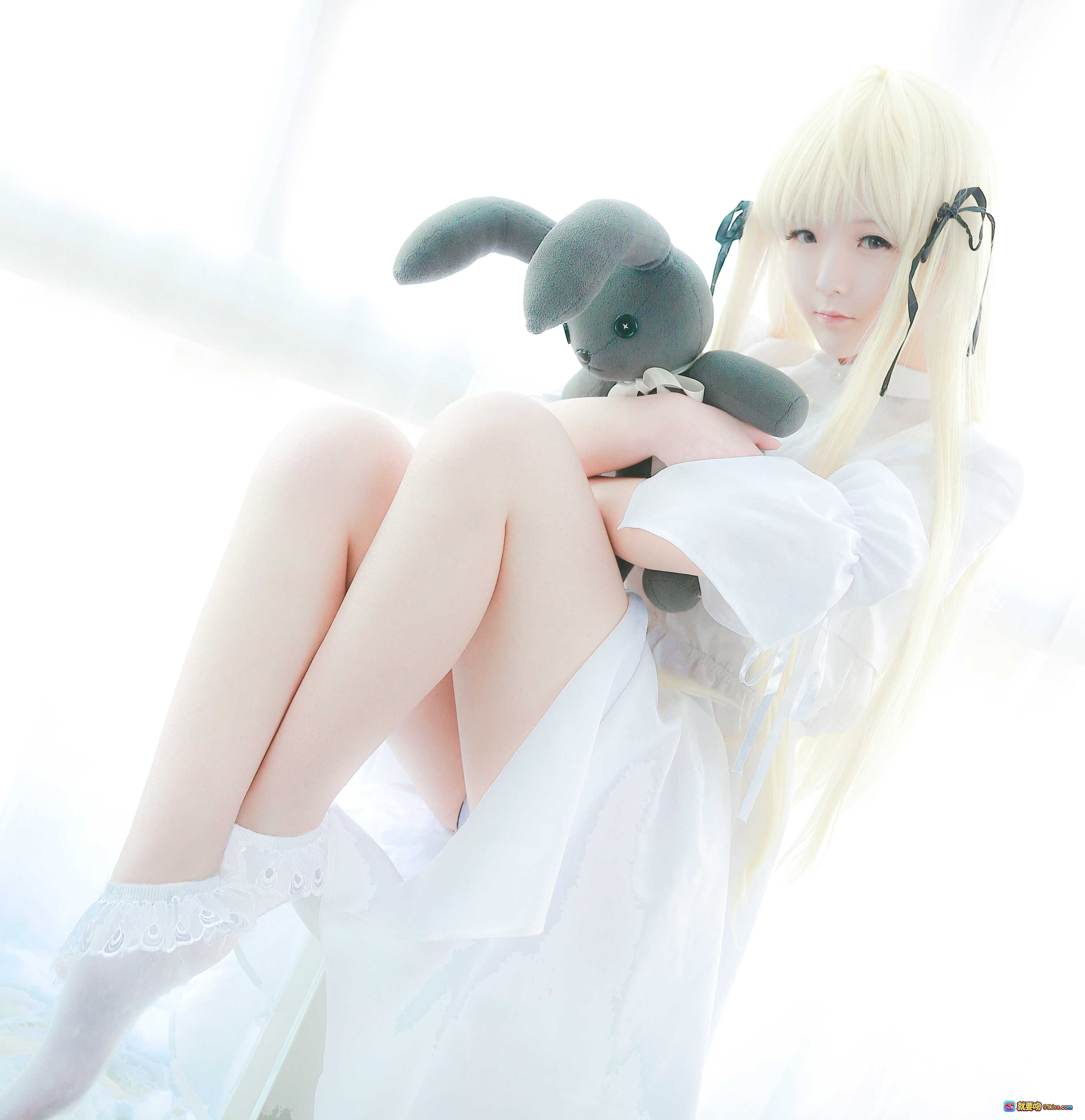 小央泽NO.011穹妹cos写真 白裙蕾丝袜抱灰兔玩偶 金发双马尾少女风高清图集 - 就要吻