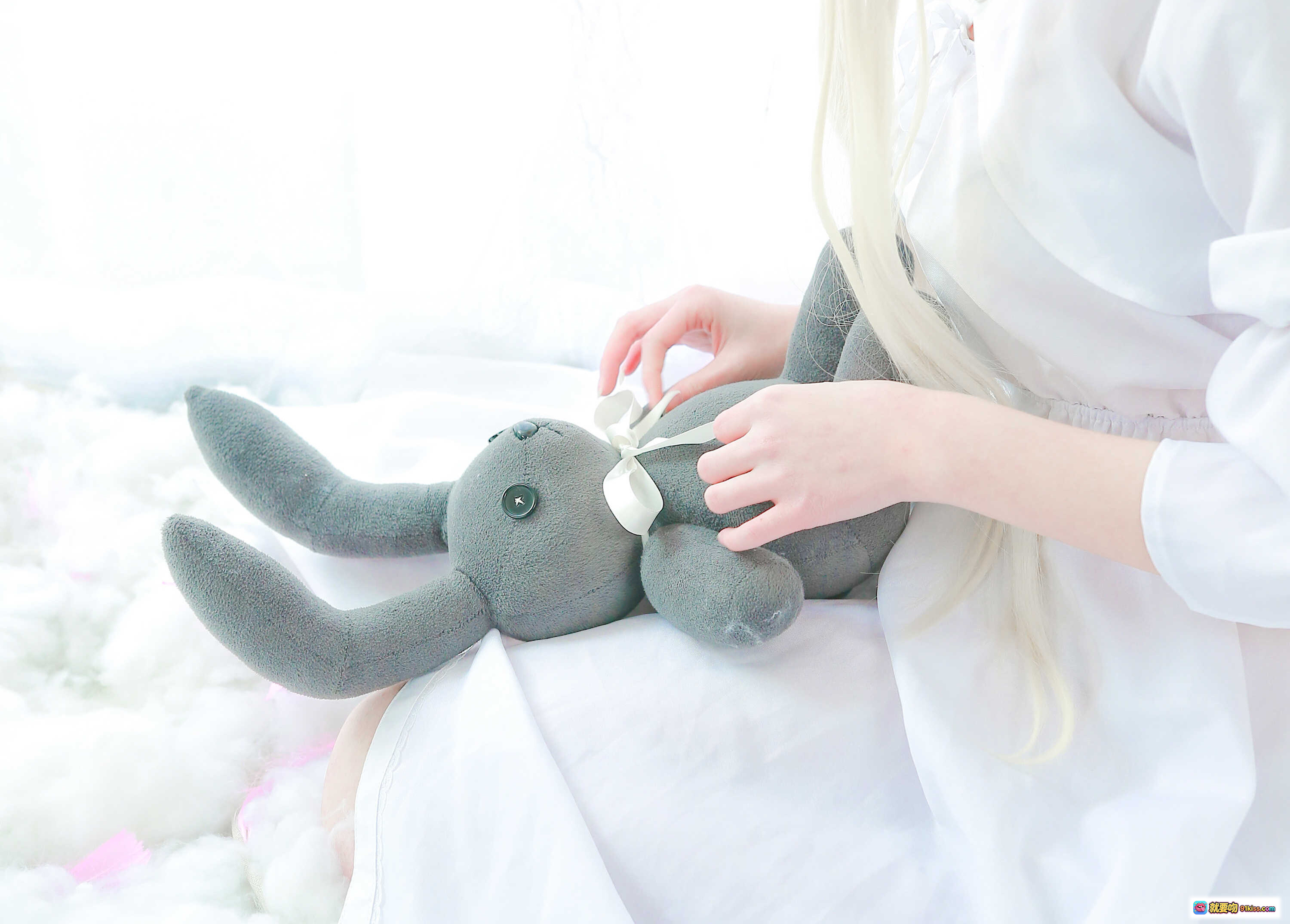 图片[10] - 小央泽NO.011穹妹cos写真 白裙蕾丝袜抱灰兔玩偶 金发双马尾少女风高清图集 - 就要吻