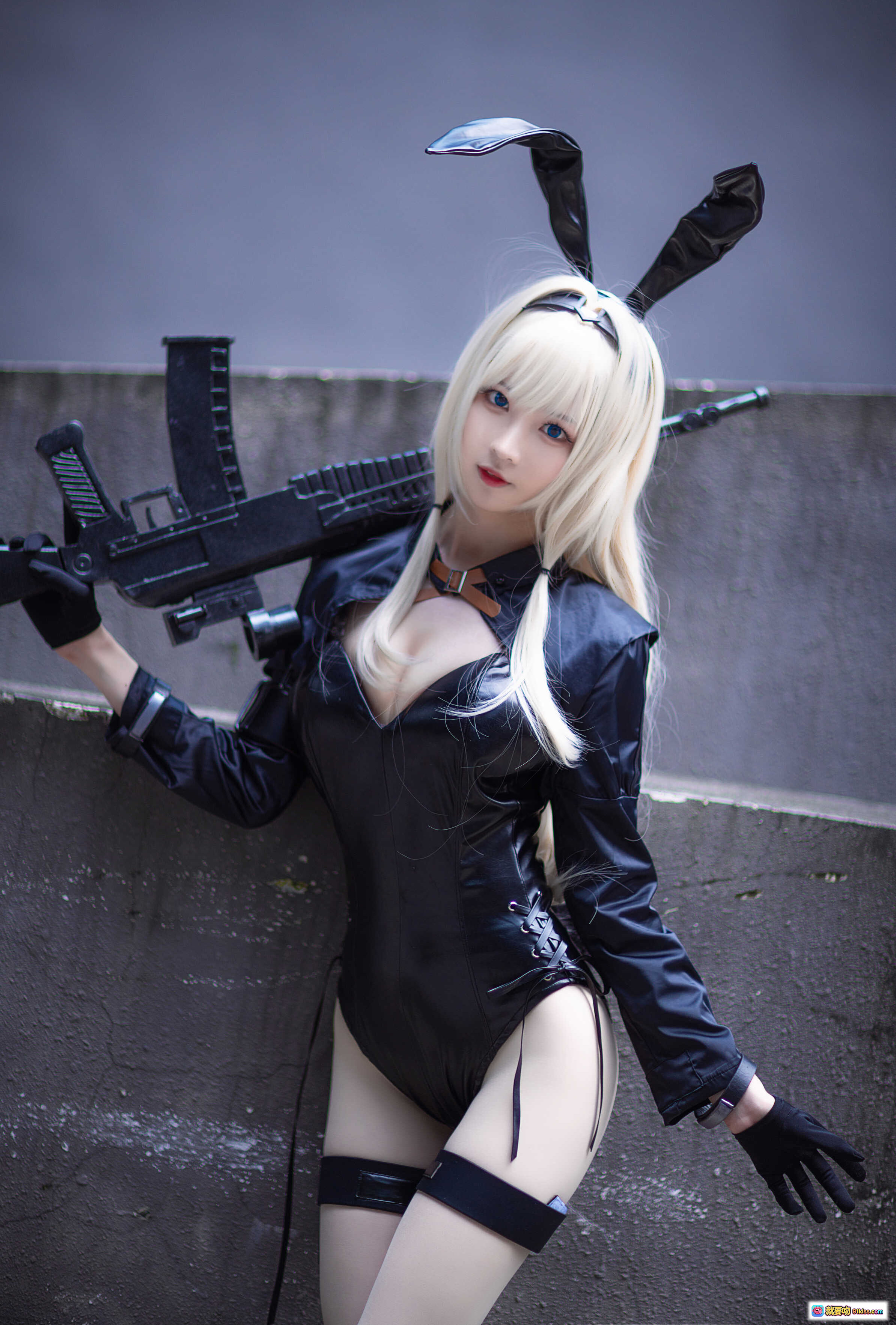 图片[5] - 南宫NO.001 AN-94 Cosplay写真｜兔耳少女持枪街头风｜黑衣白发性感造型｜高还原度角色扮演摄影 - 就要吻