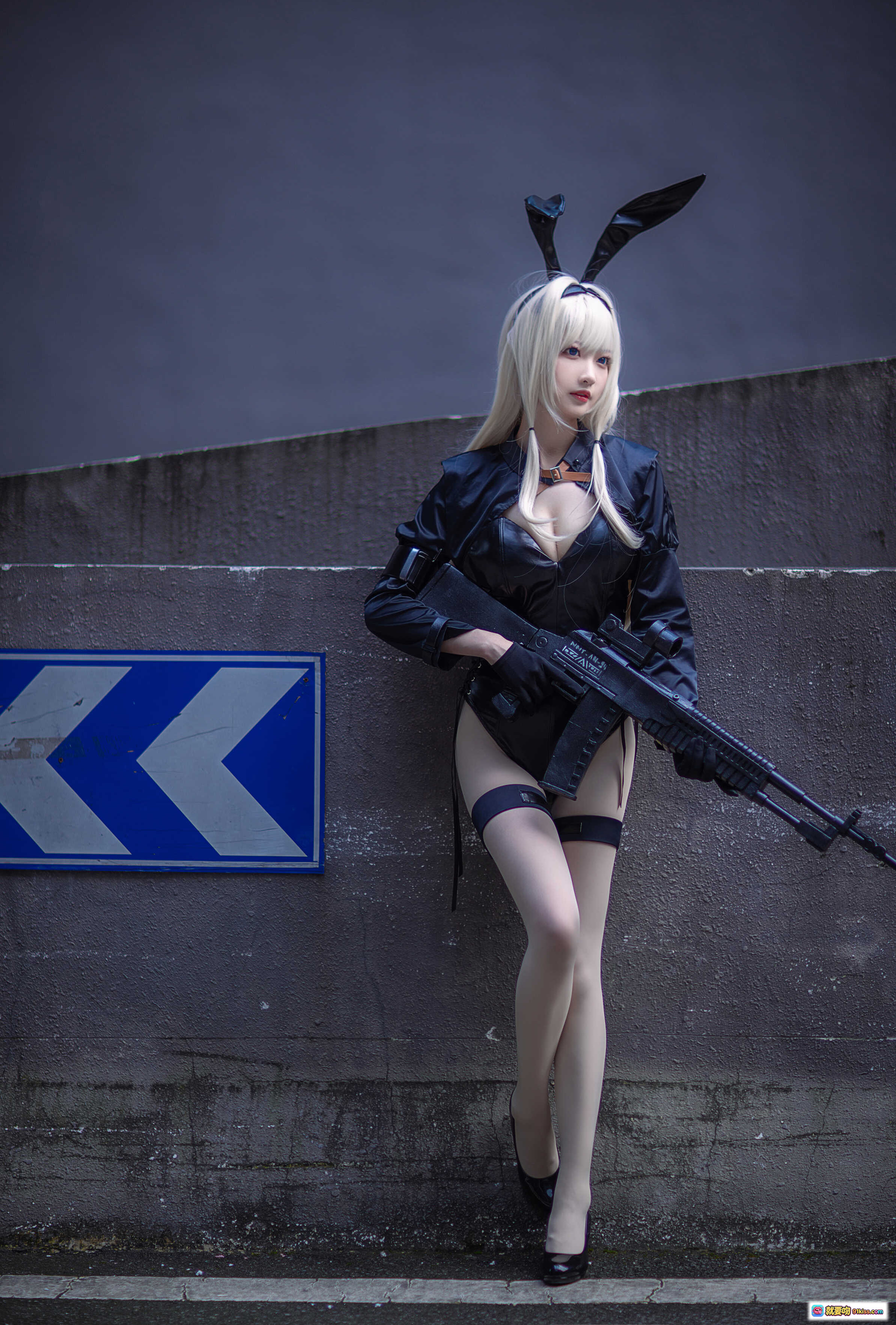 图片[8] - 南宫NO.001 AN-94 Cosplay写真｜兔耳少女持枪街头风｜黑衣白发性感造型｜高还原度角色扮演摄影 - 就要吻