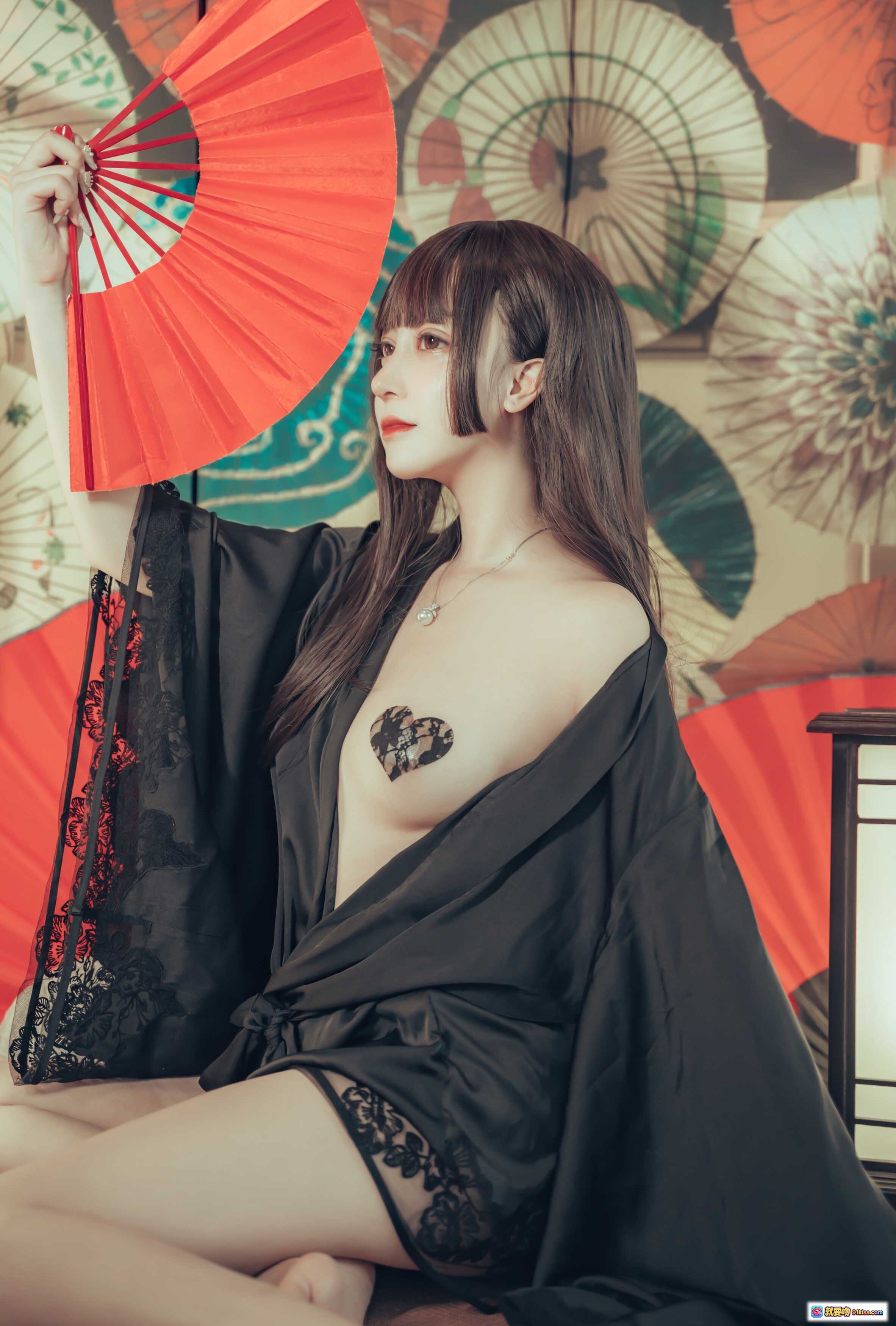 图片[6] - 和风浴衣写真 | 日式榻榻米场景 | 传统纸伞装饰 | 红白灯笼点缀 | 黑色丝质浴衣 | 唯美日系摄影 | 室内和室布景 | 精致妆容少女 | 23P高清图集 - 就要吻