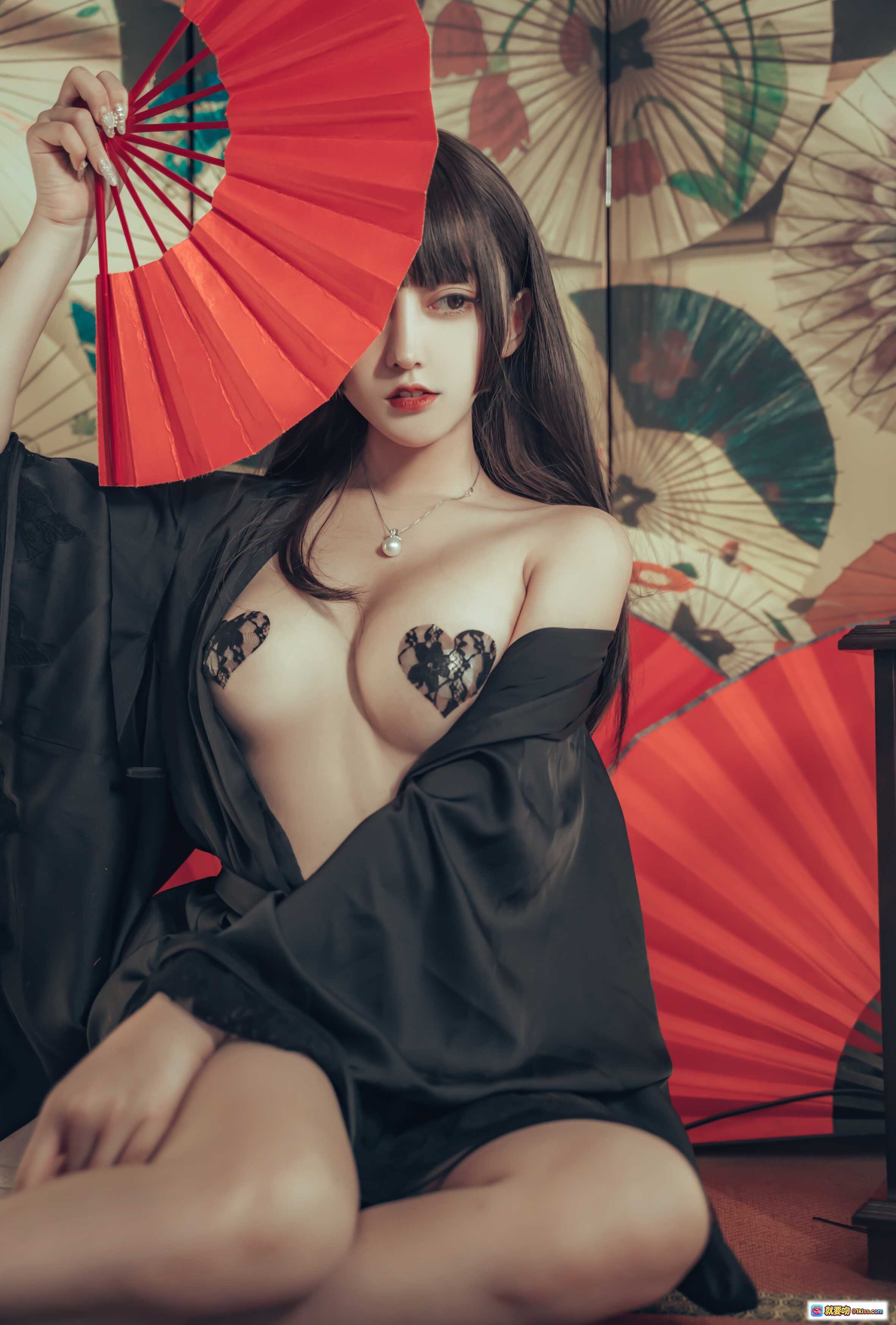 图片[5] - 和风浴衣写真 | 日式榻榻米场景 | 传统纸伞装饰 | 红白灯笼点缀 | 黑色丝质浴衣 | 唯美日系摄影 | 室内和室布景 | 精致妆容少女 | 23P高清图集 - 就要吻