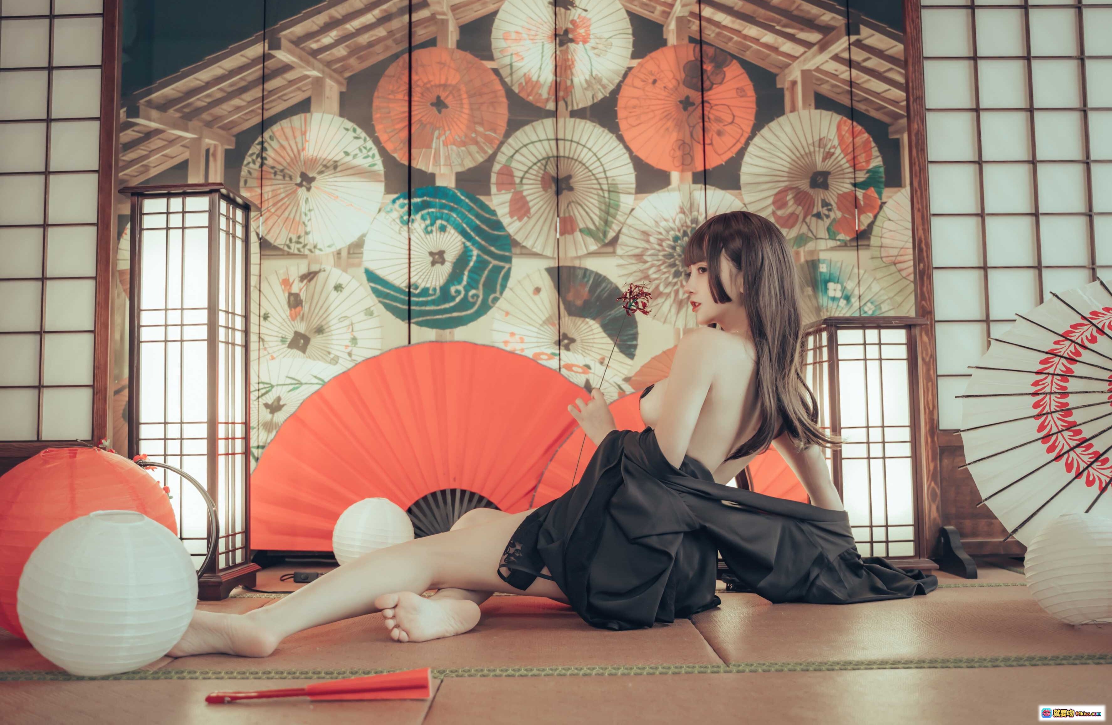 图片[2] - 和风浴衣写真 | 日式榻榻米场景 | 传统纸伞装饰 | 红白灯笼点缀 | 黑色丝质浴衣 | 唯美日系摄影 | 室内和室布景 | 精致妆容少女 | 23P高清图集 - 就要吻