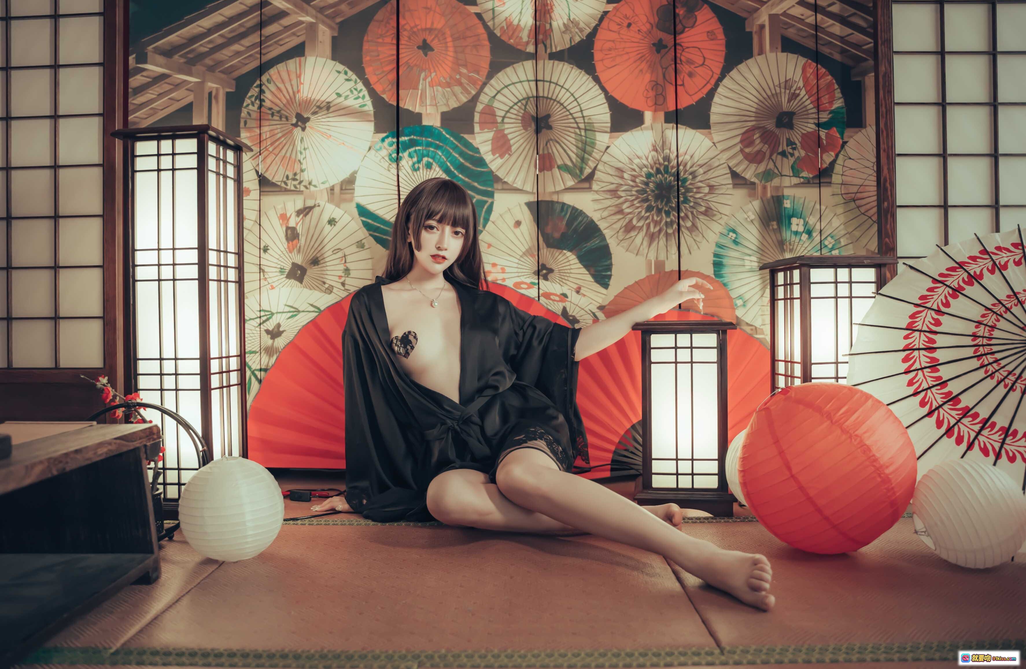 图片[1] - 和风浴衣写真 | 日式榻榻米场景 | 传统纸伞装饰 | 红白灯笼点缀 | 黑色丝质浴衣 | 唯美日系摄影 | 室内和室布景 | 精致妆容少女 | 23P高清图集 - 就要吻