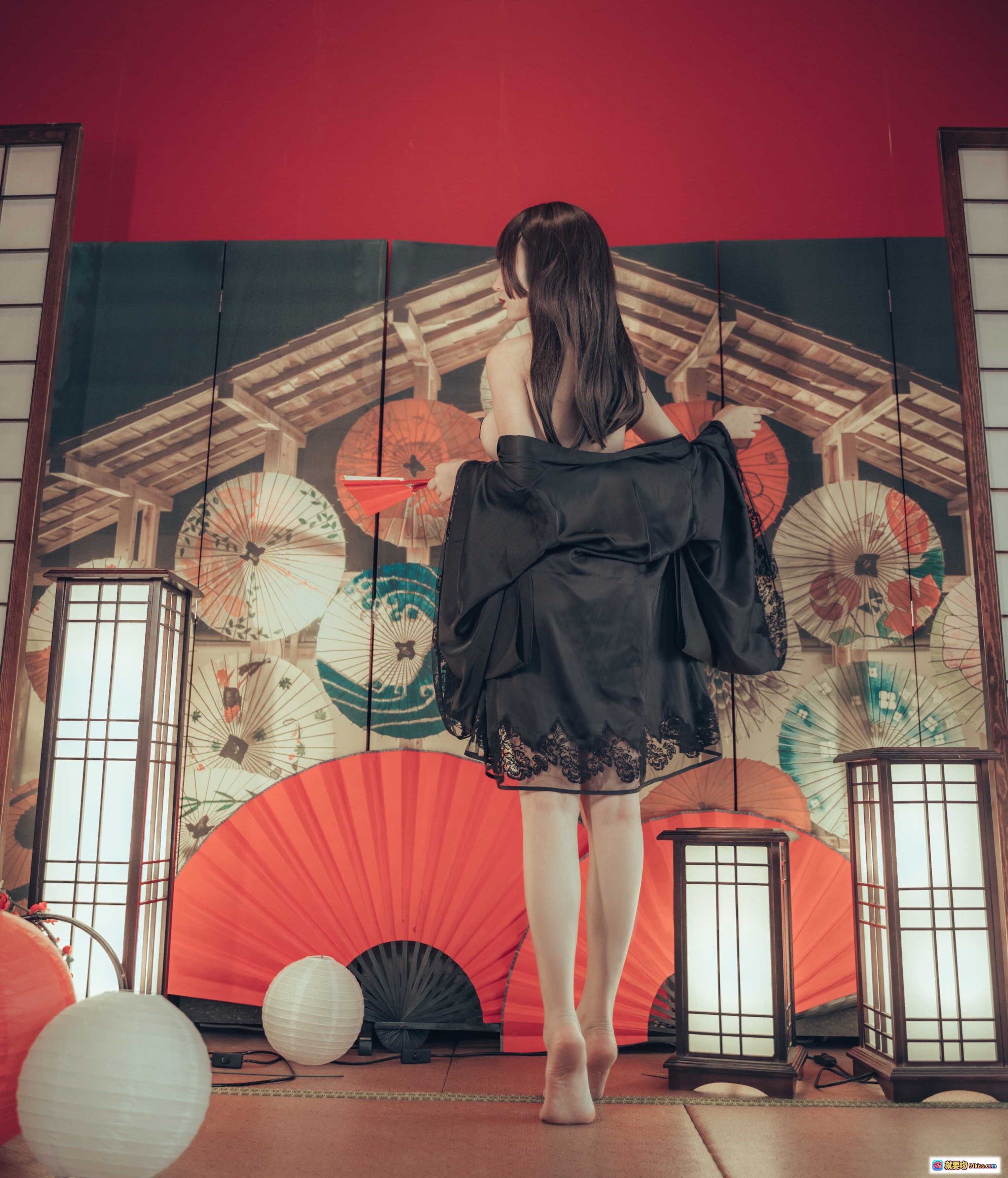 图片[9] - 和风浴衣写真 | 日式榻榻米场景 | 传统纸伞装饰 | 红白灯笼点缀 | 黑色丝质浴衣 | 唯美日系摄影 | 室内和室布景 | 精致妆容少女 | 23P高清图集 - 就要吻