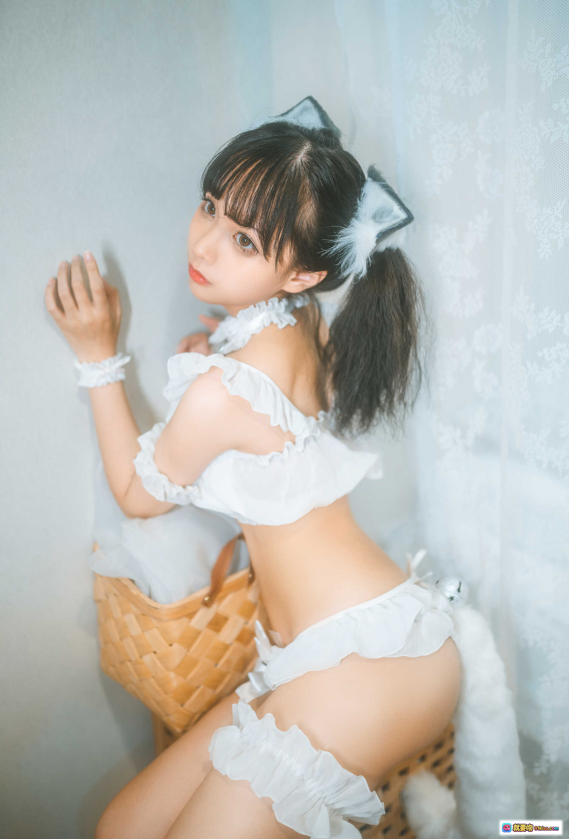 图片[10] - 蠢沫沫NO.031私房写真84P861MB 白色蕾丝猫耳双马尾 篮子花束清新少女风室内摄影 - 就要吻