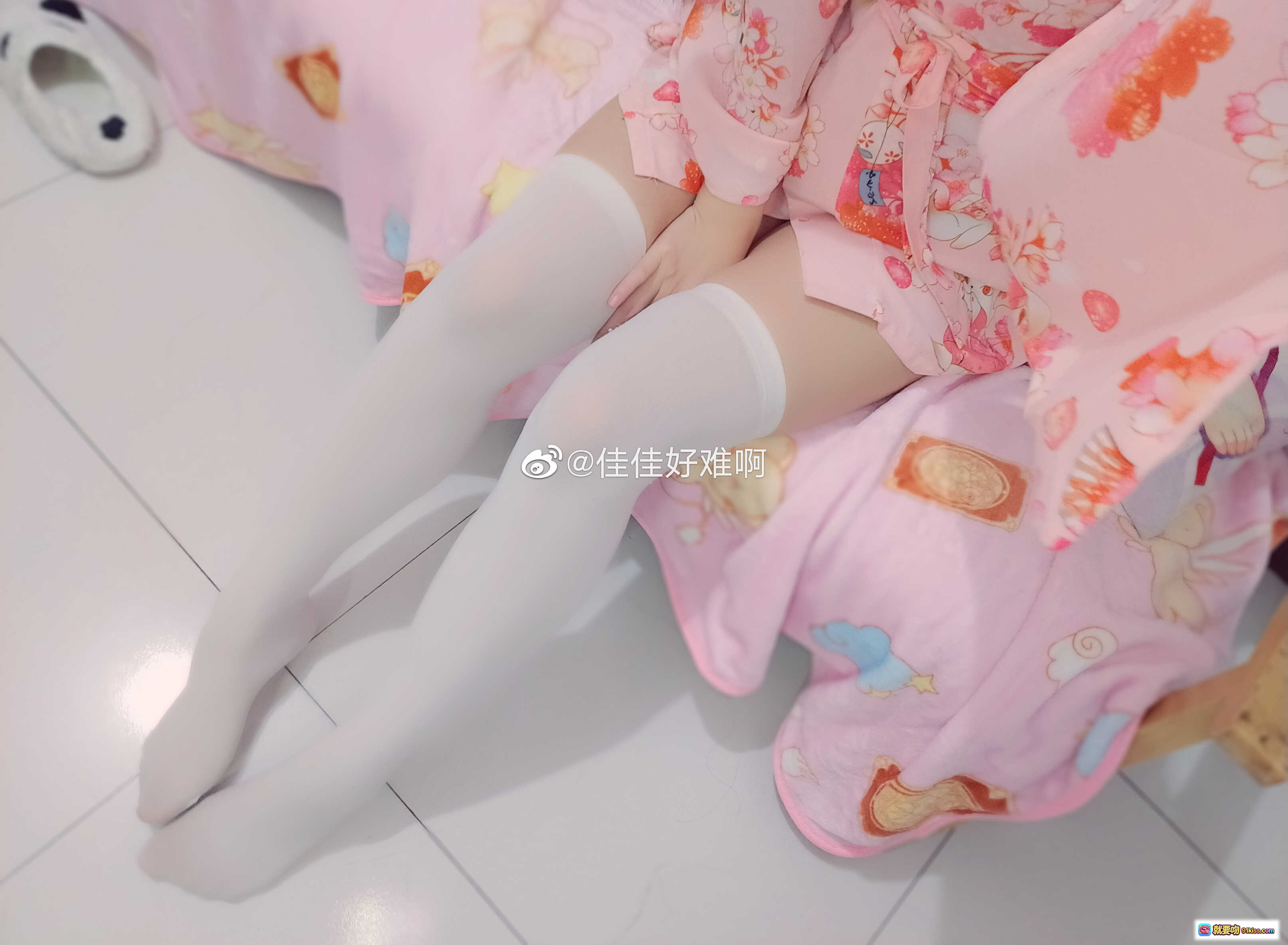 图片[1] - 佳佳好难啊VOL.17 粉色和风睡衣+白色过膝袜 少女居家写真 甜美可爱风 小狐狸主题 无视频纯图 - 就要吻