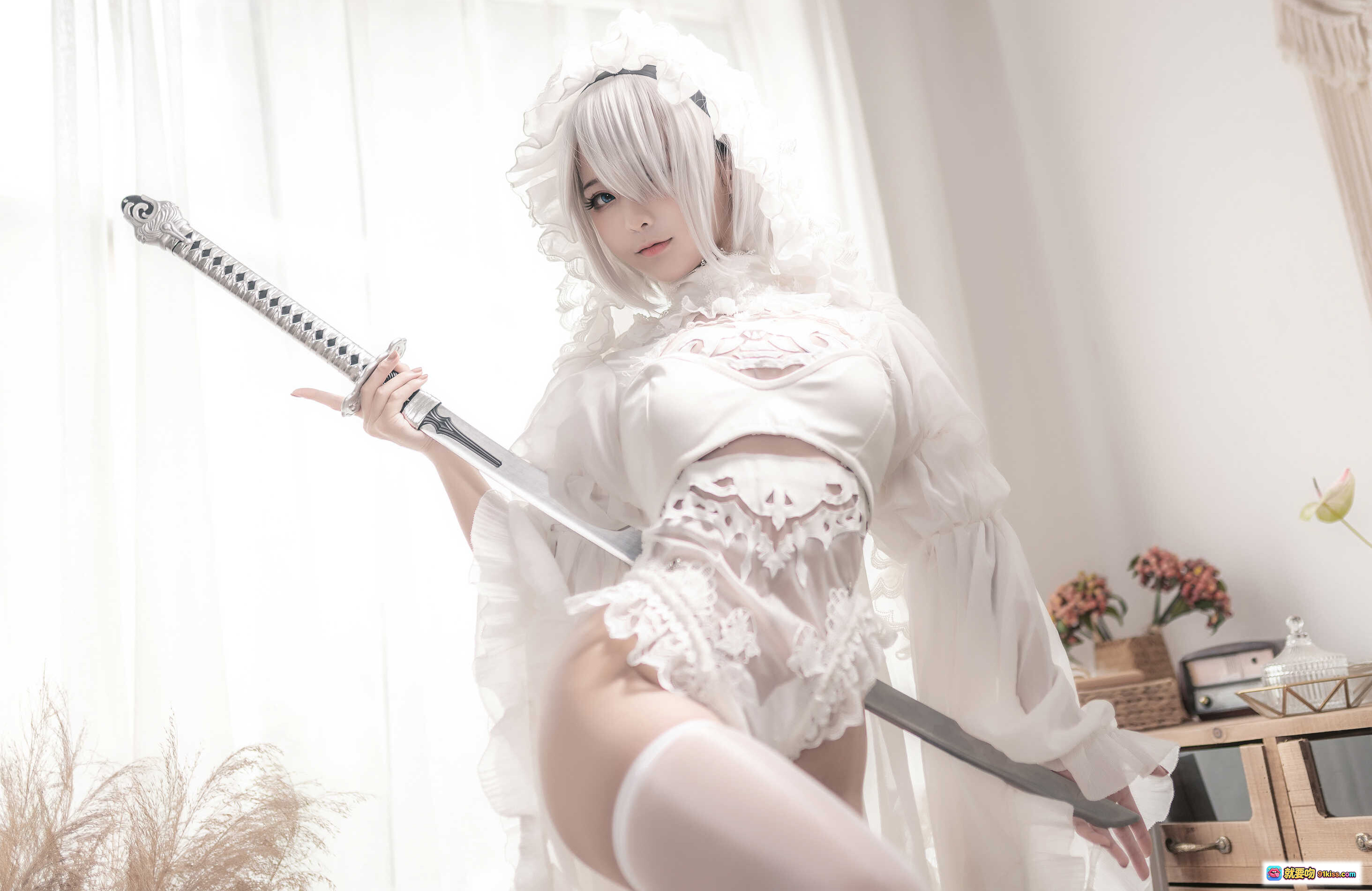 图片[4] - 蠢沫沫NO.099尼尔纪元白花嫁cos写真｜纯白婚纱蕾丝长袜高跟剑饰唯美室内摄影 - 就要吻