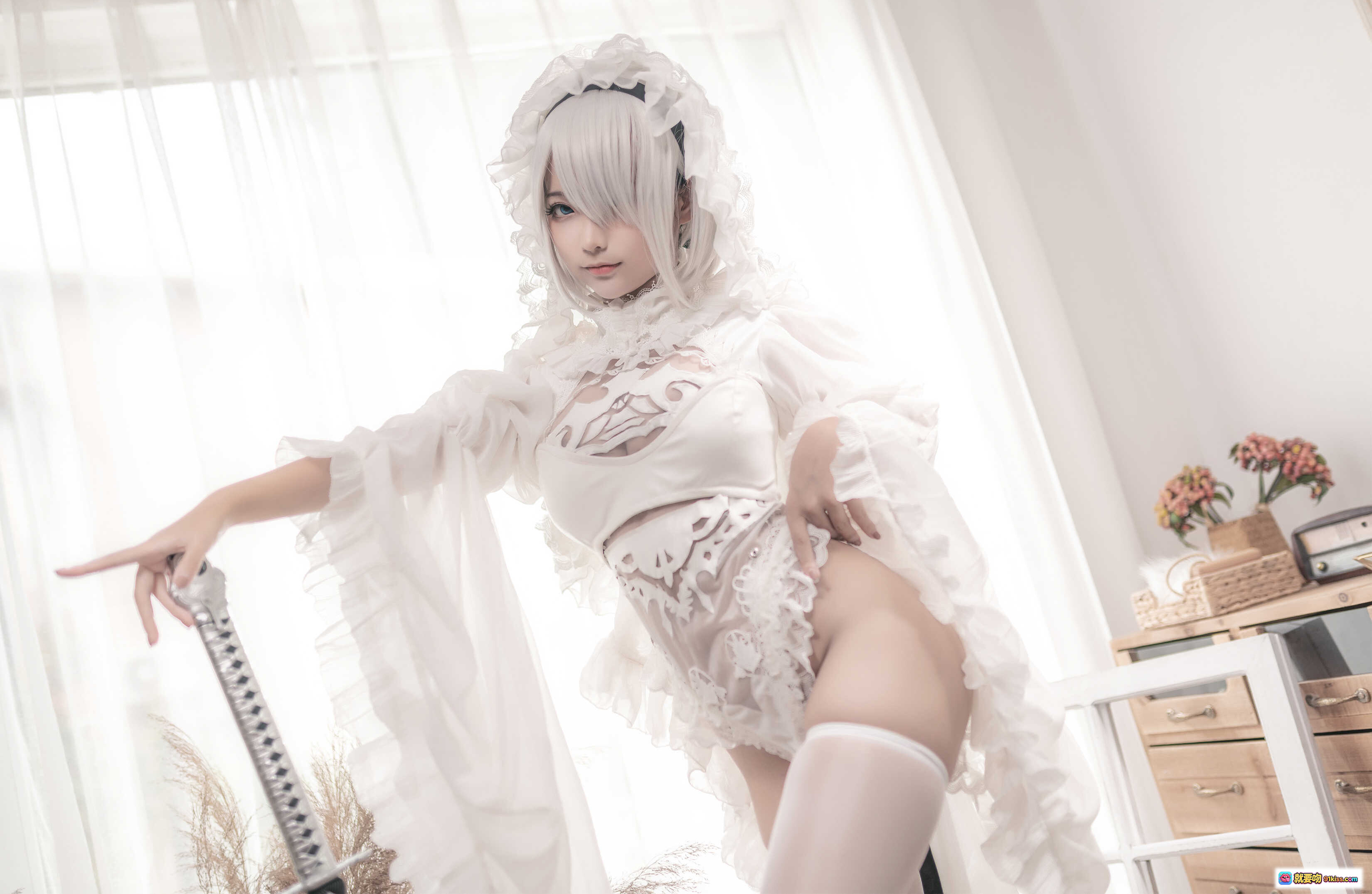 图片[5] - 蠢沫沫NO.099尼尔纪元白花嫁cos写真｜纯白婚纱蕾丝长袜高跟剑饰唯美室内摄影 - 就要吻