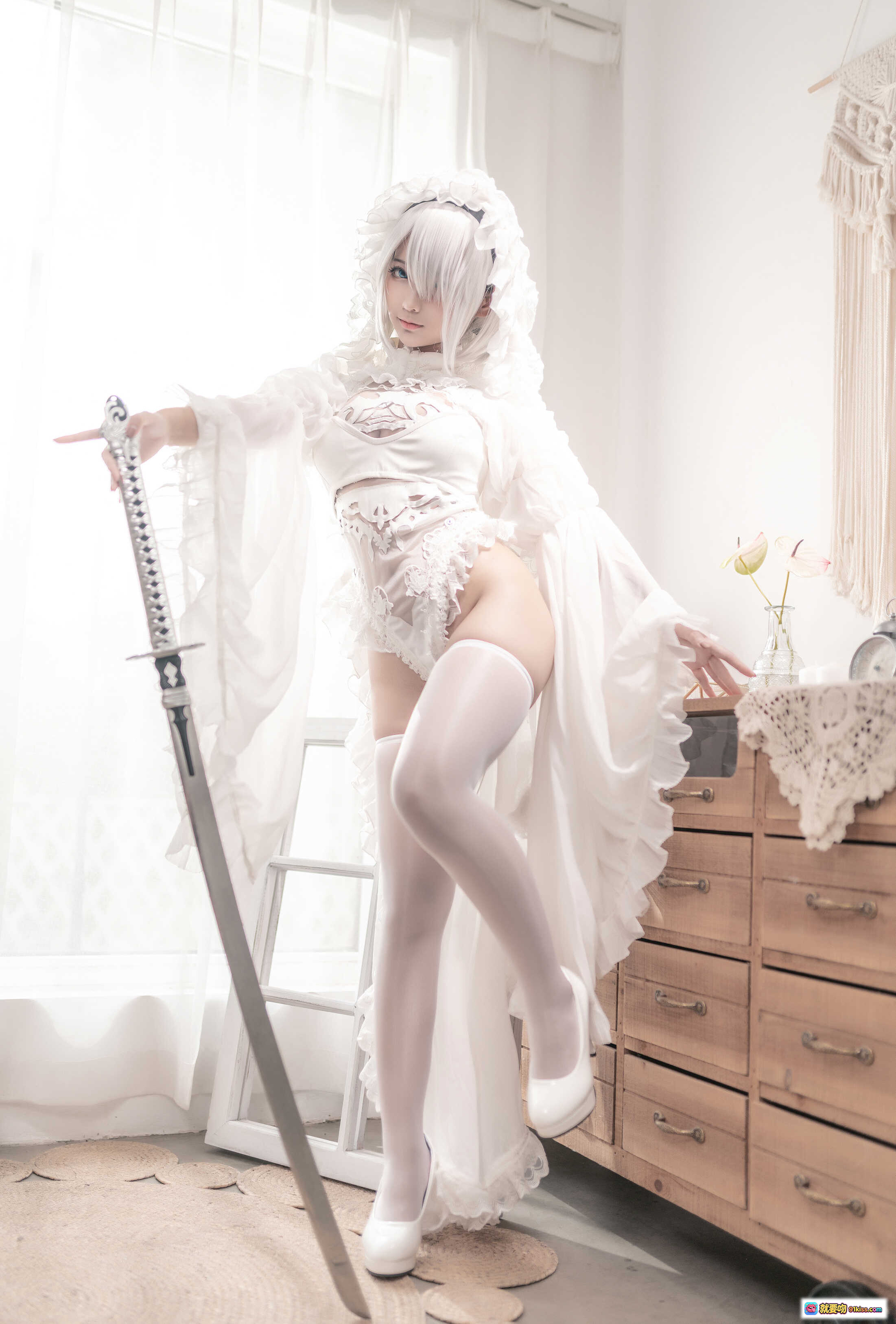 图片[7] - 蠢沫沫NO.099尼尔纪元白花嫁cos写真｜纯白婚纱蕾丝长袜高跟剑饰唯美室内摄影 - 就要吻