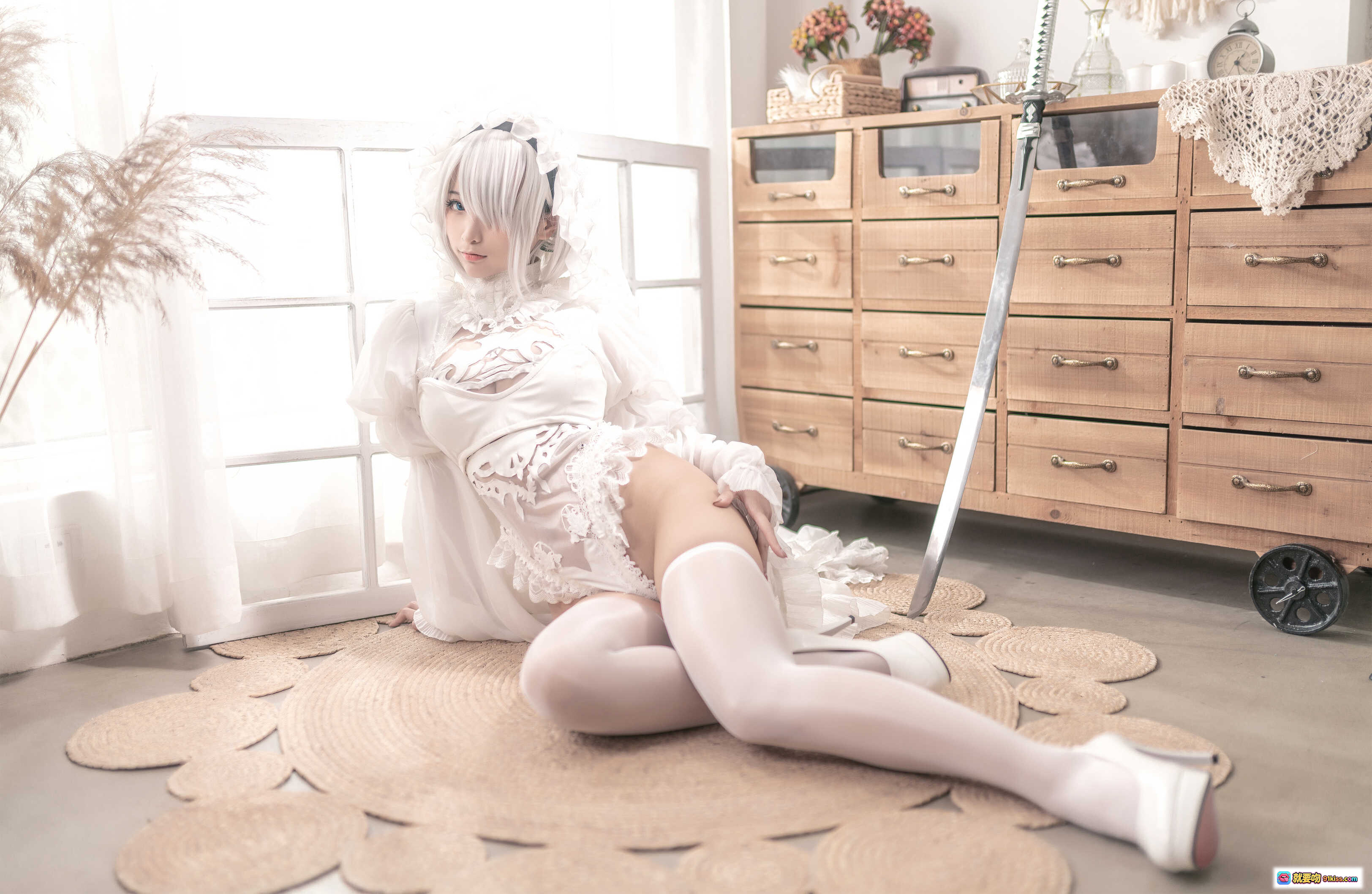 图片[9] - 蠢沫沫NO.099尼尔纪元白花嫁cos写真｜纯白婚纱蕾丝长袜高跟剑饰唯美室内摄影 - 就要吻