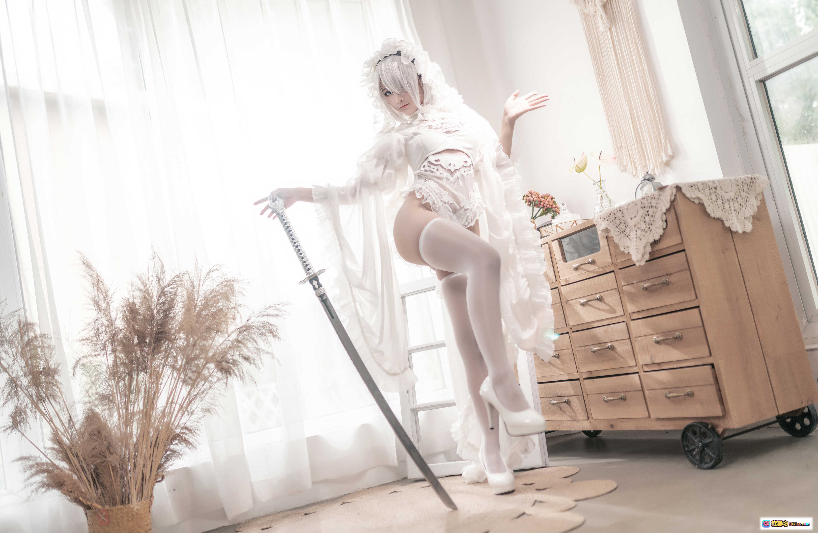 图片[1] - 蠢沫沫NO.099尼尔纪元白花嫁cos写真｜纯白婚纱蕾丝长袜高跟剑饰唯美室内摄影 - 就要吻