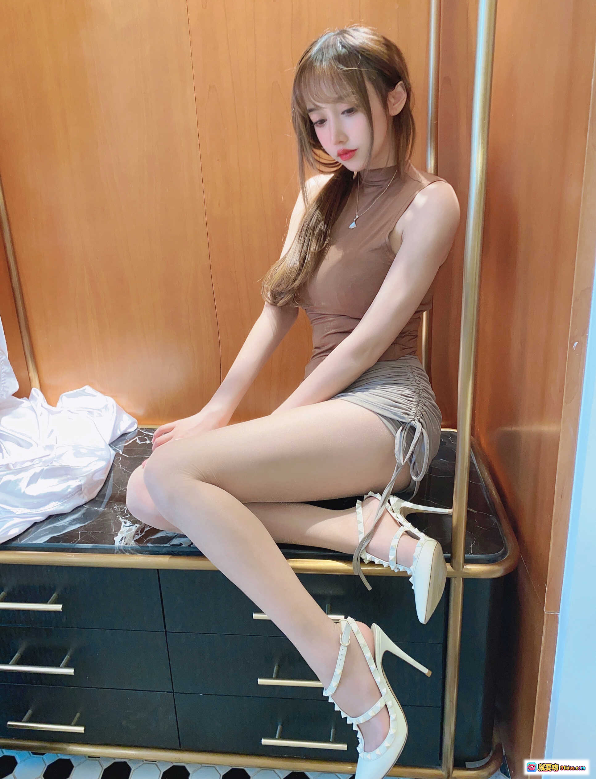 图片[9] - 过期米线线喵121米线丝袜合集NO.4：床上性感写真，白床单+暖灯+窗帘背景，美腿特写，私房氛围感十足 - 就要吻