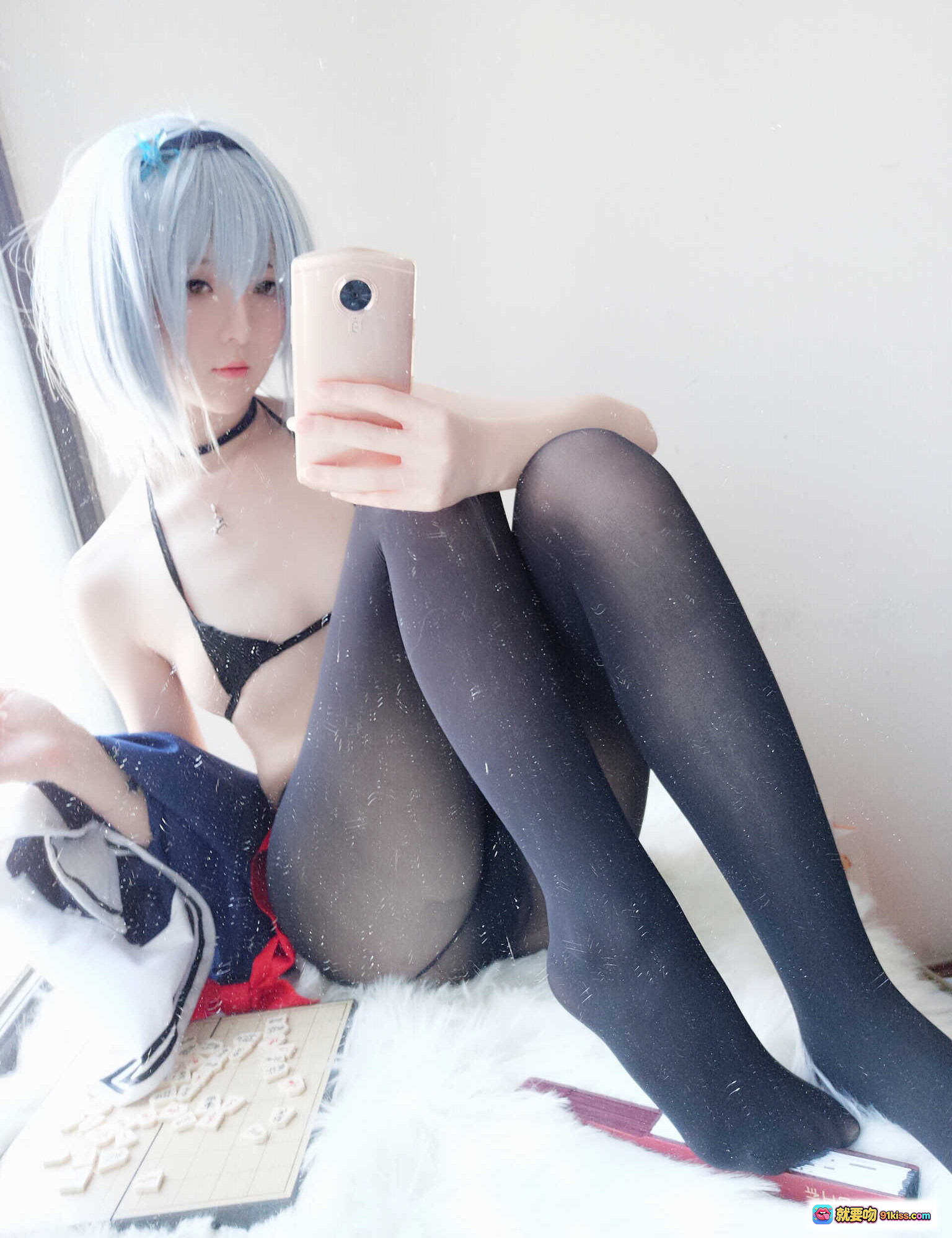 图片[1] - 一小央泽NO.023空银子cos写真｜黑丝美腿+蓝发少女+自拍镜前+性感内衣+毛绒地毯场景 - 就要吻