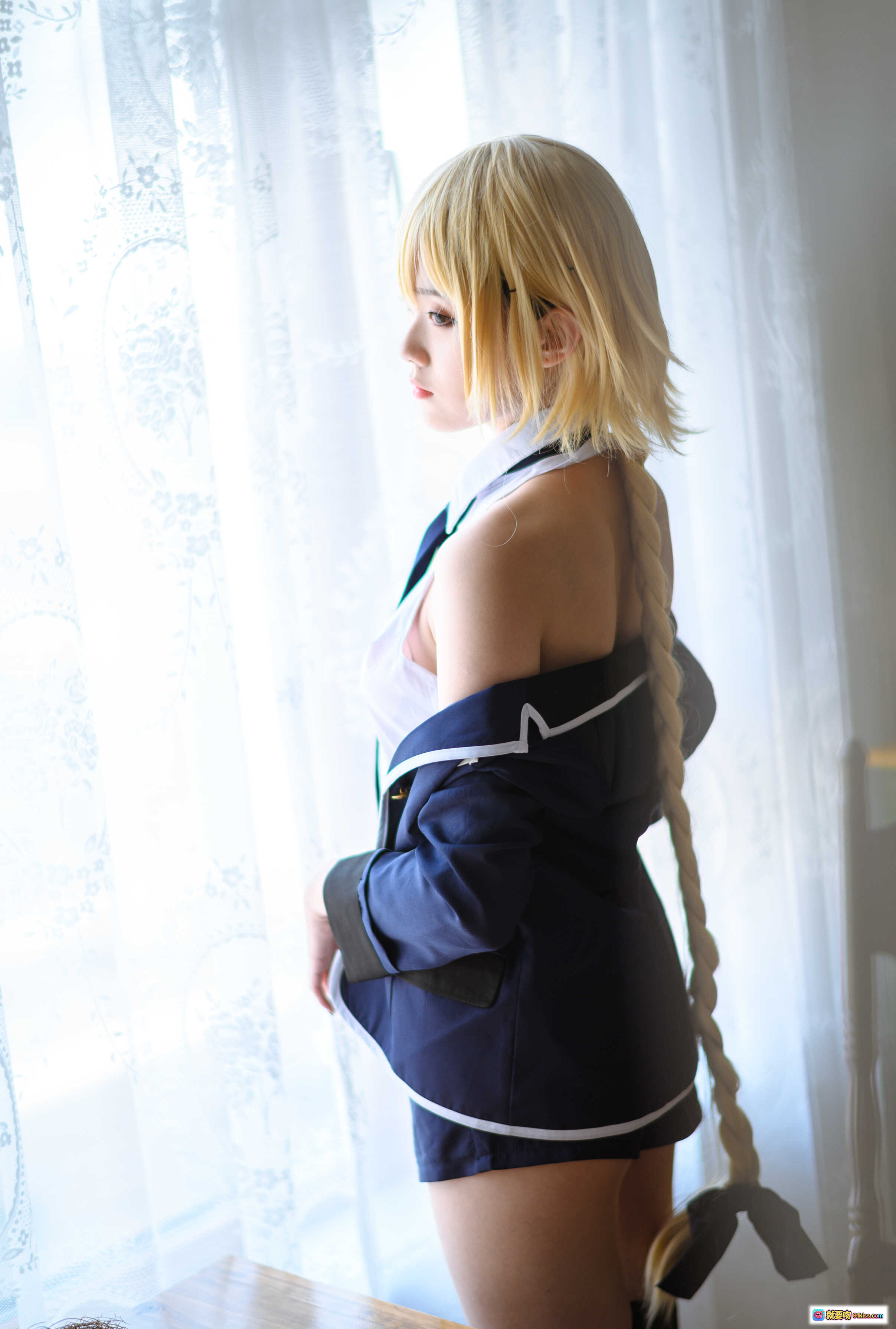 图片[3] - 秋楚楚斋蔻2 Cosplay写真 | 金发麻花辫少女制服诱惑 | 室内窗边柔光摄影 | 46P高清图集 - 就要吻