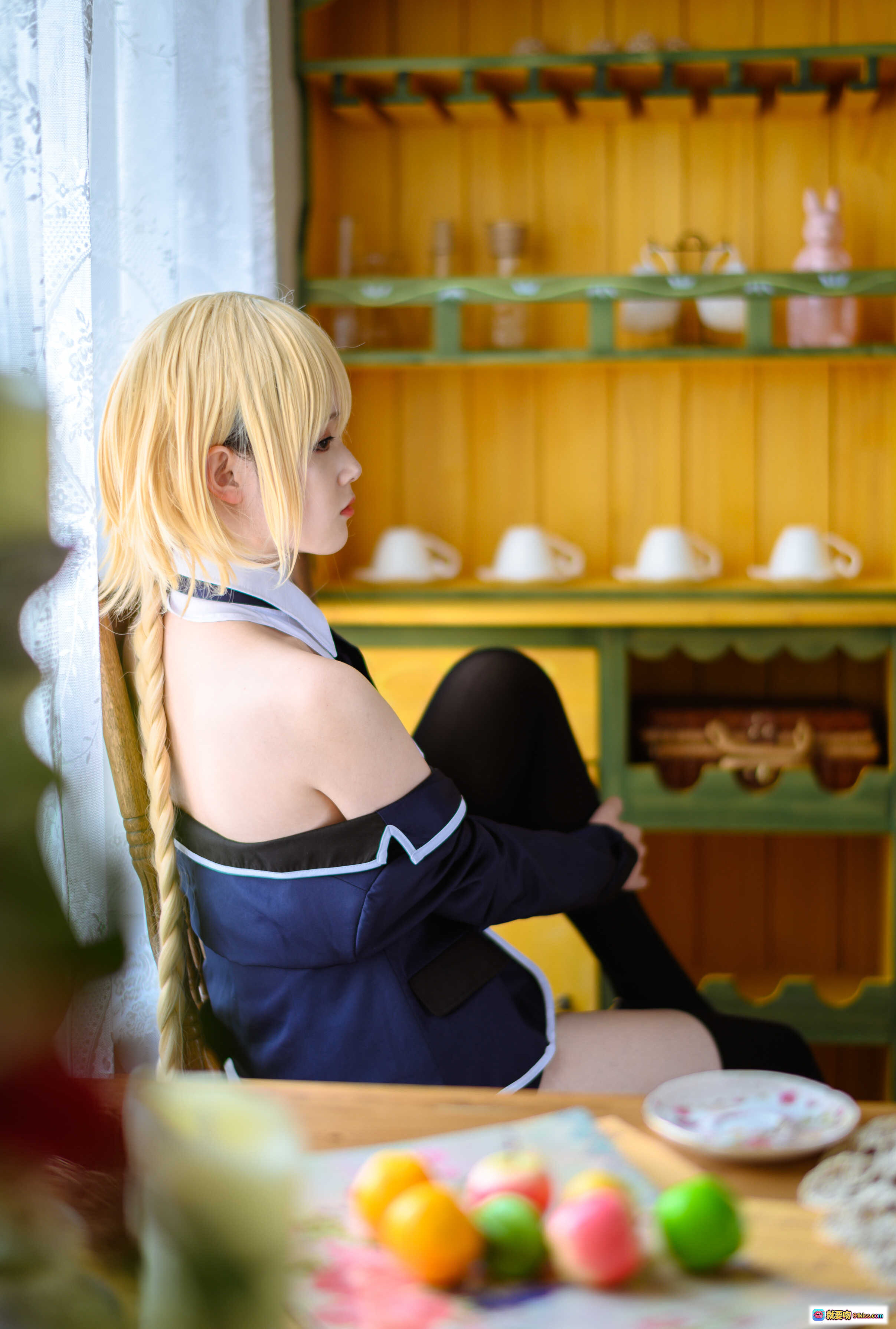 图片[9] - 秋楚楚斋蔻2 Cosplay写真 | 金发麻花辫少女制服诱惑 | 室内窗边柔光摄影 | 46P高清图集 - 就要吻