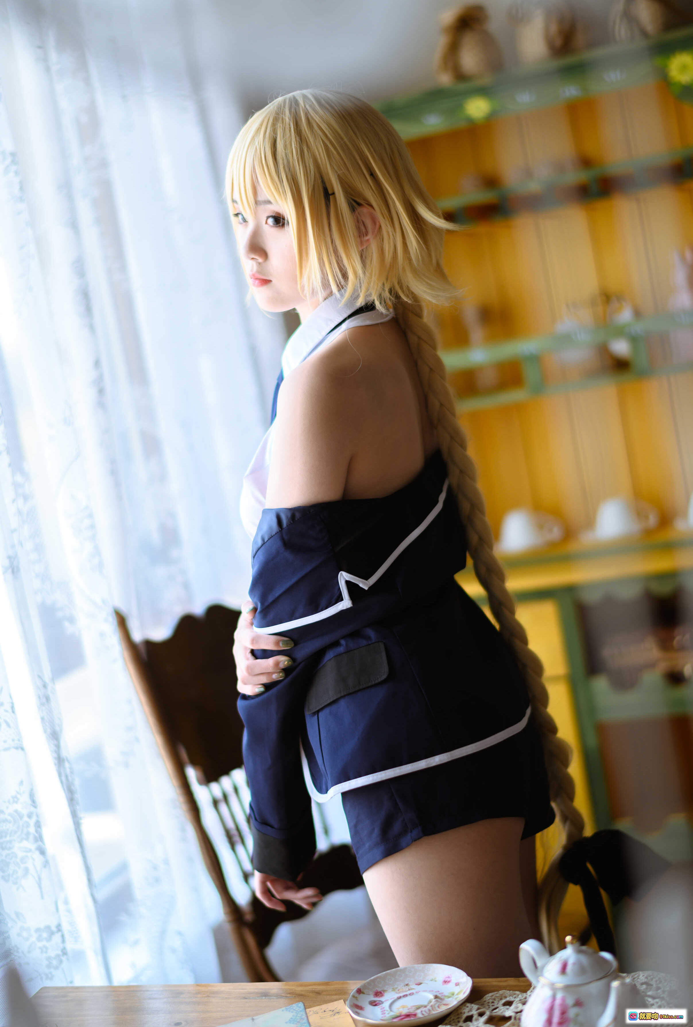 秋楚楚斋蔻2 Cosplay写真 | 金发麻花辫少女制服诱惑 | 室内窗边柔光摄影 | 46P高清图集 - 就要吻