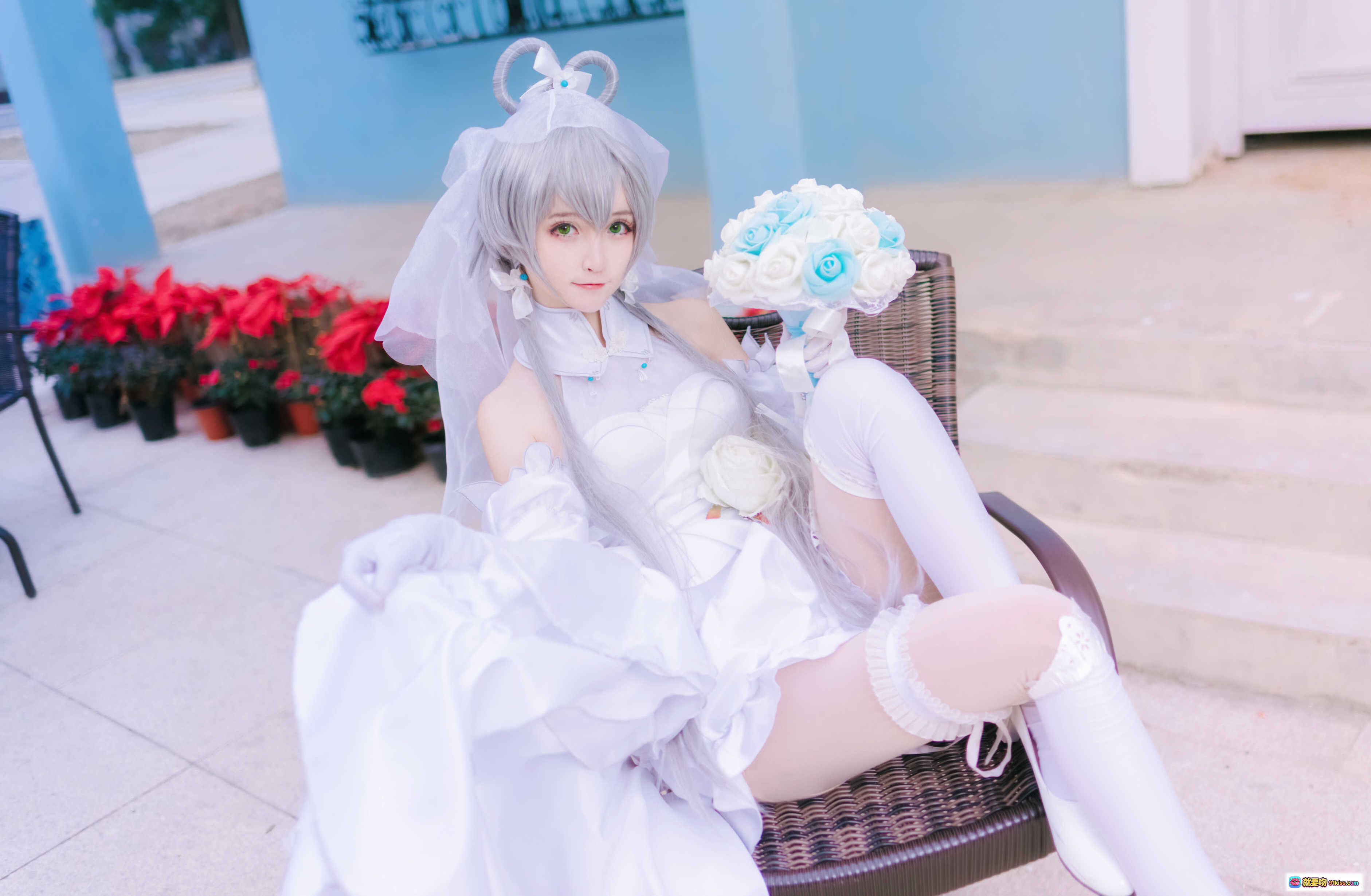 图片[5] - 洛天依婚纱cosplay写真 | yui金鱼NO.009 | 白色蕾丝礼服+蓝白花束+银发兔耳头饰+过膝袜美腿 | 8P高清图集 - 就要吻