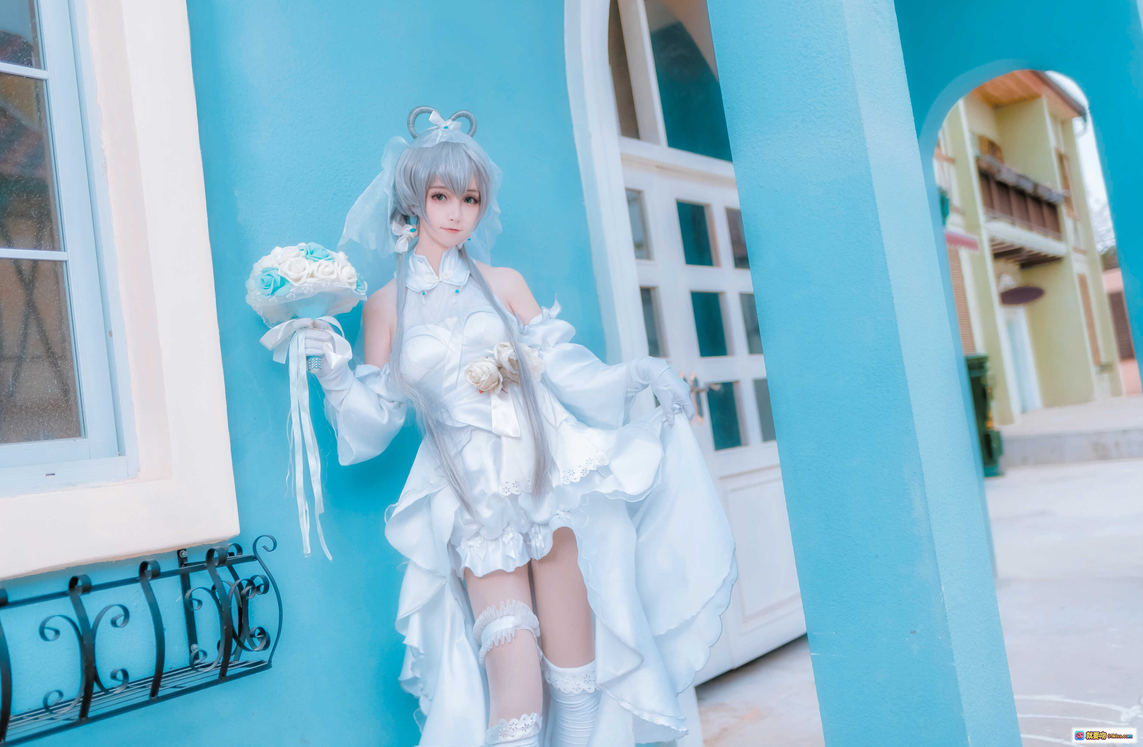 图片[6] - 洛天依婚纱cosplay写真 | yui金鱼NO.009 | 白色蕾丝礼服+蓝白花束+银发兔耳头饰+过膝袜美腿 | 8P高清图集 - 就要吻