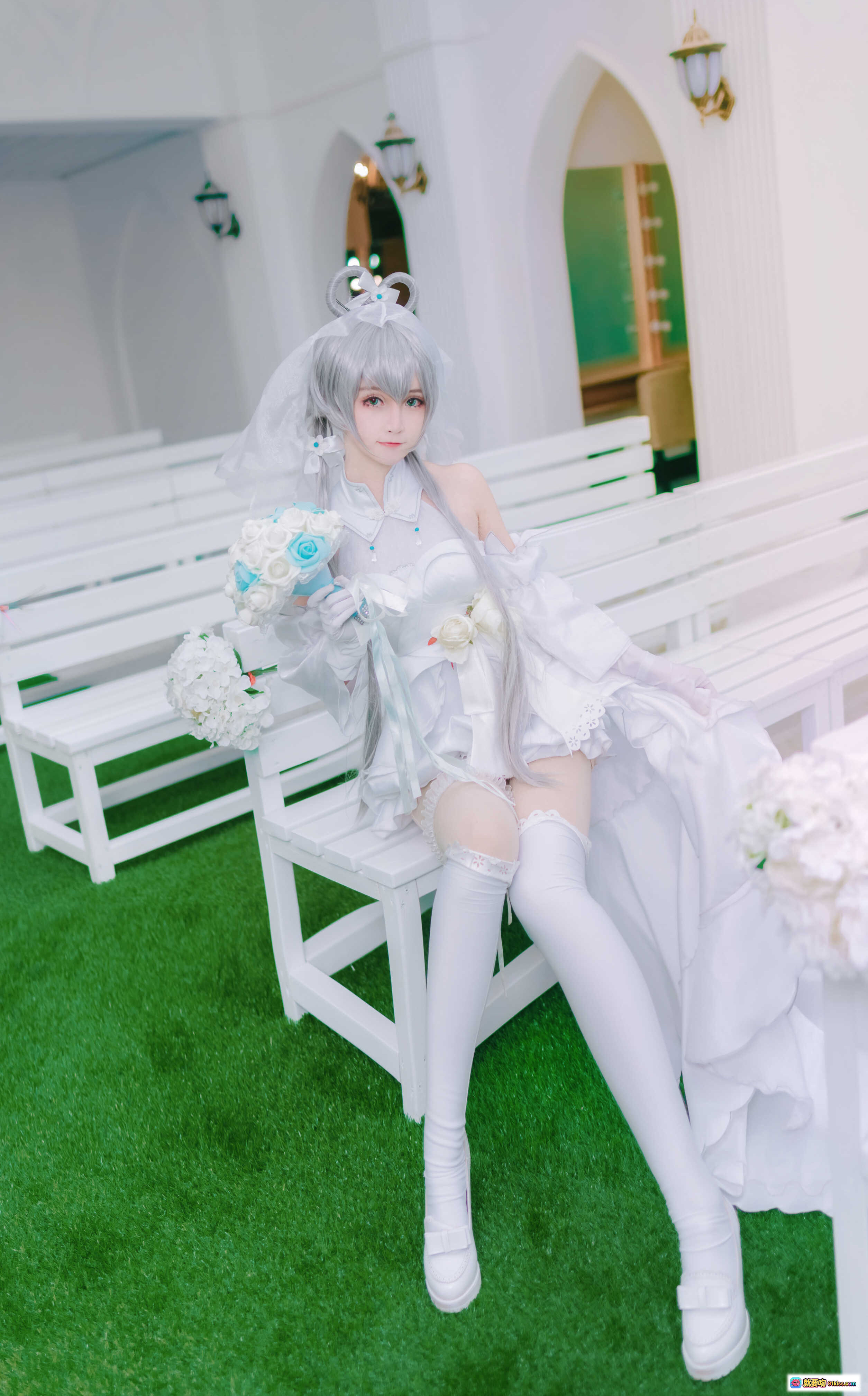 图片[3] - 洛天依婚纱cosplay写真 | yui金鱼NO.009 | 白色蕾丝礼服+蓝白花束+银发兔耳头饰+过膝袜美腿 | 8P高清图集 - 就要吻