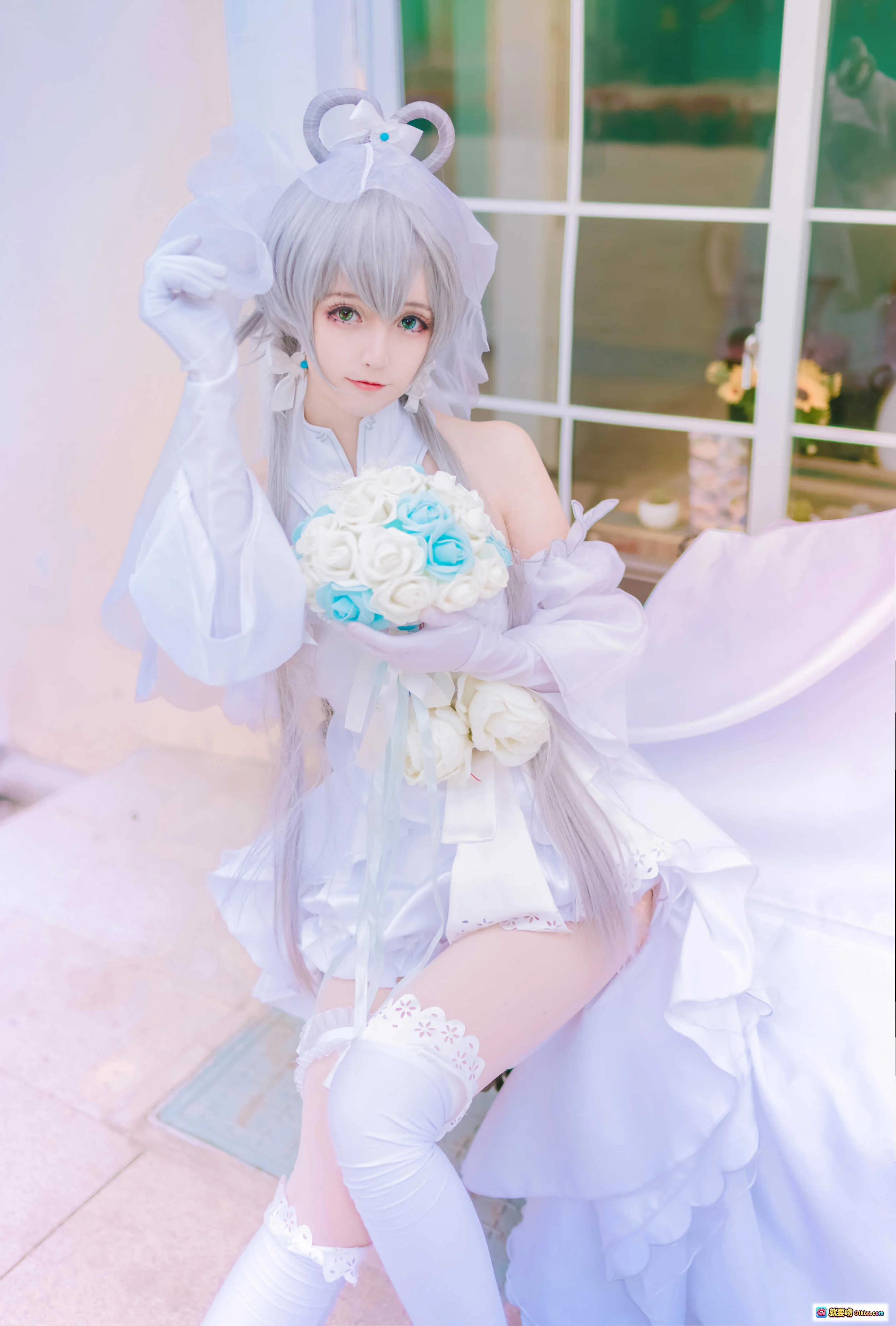 洛天依婚纱cosplay写真 | yui金鱼NO.009 | 白色蕾丝礼服+蓝白花束+银发兔耳头饰+过膝袜美腿 | 8P高清图集 - 就要吻