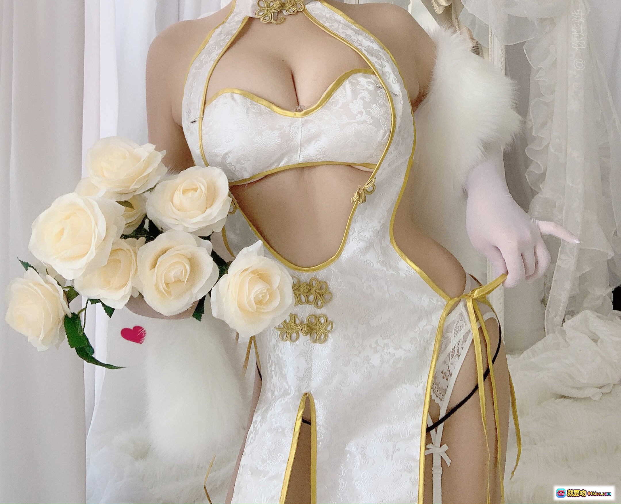 图片[5] - 白烨Vol.002 白旗袍写真 优雅性感蕾丝高开叉设计 金色盘扣点缀 纯欲风室内私房照 40P高清图集 - 就要吻