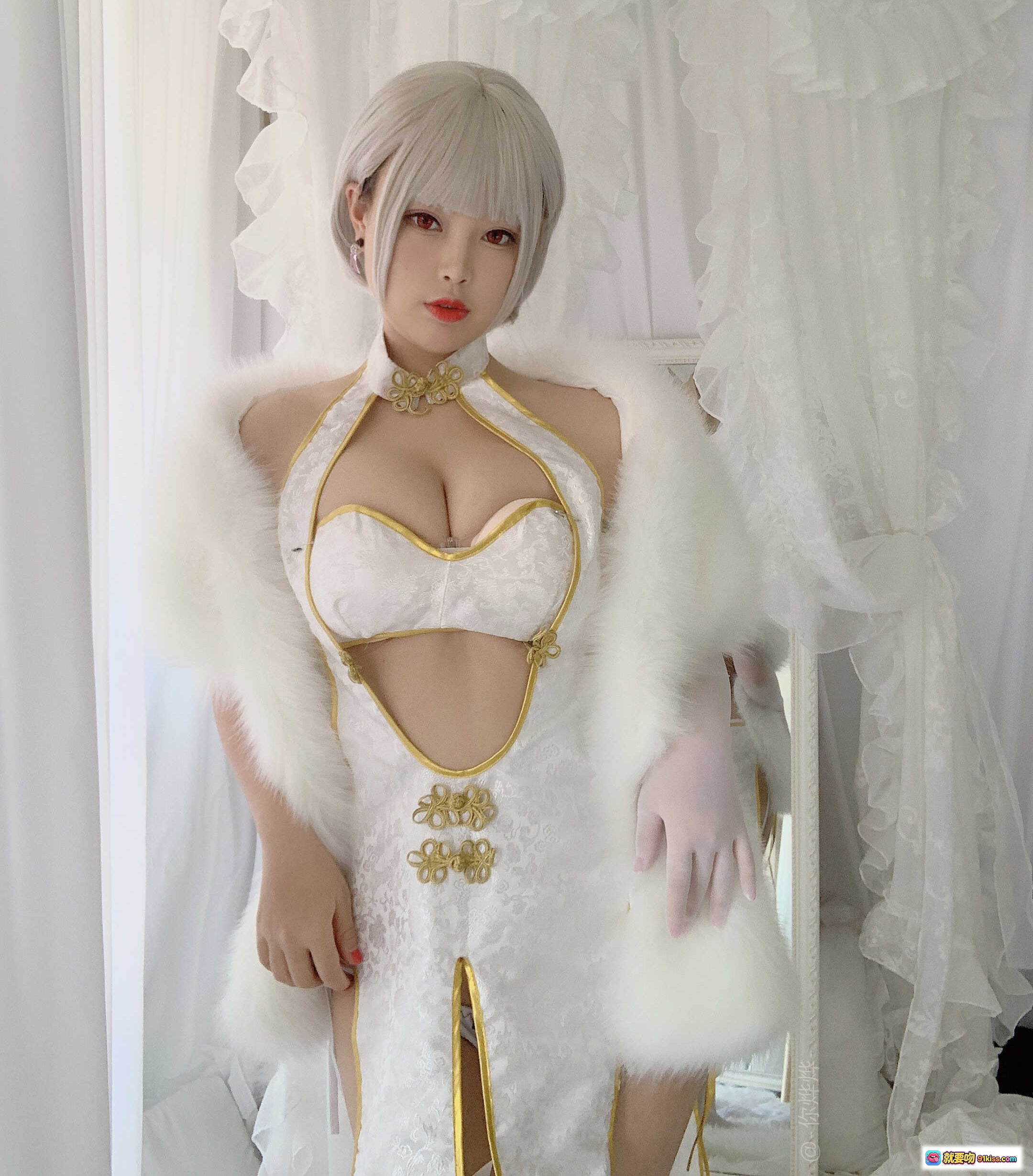 图片[4] - 白烨Vol.002 白旗袍写真 优雅性感蕾丝高开叉设计 金色盘扣点缀 纯欲风室内私房照 40P高清图集 - 就要吻