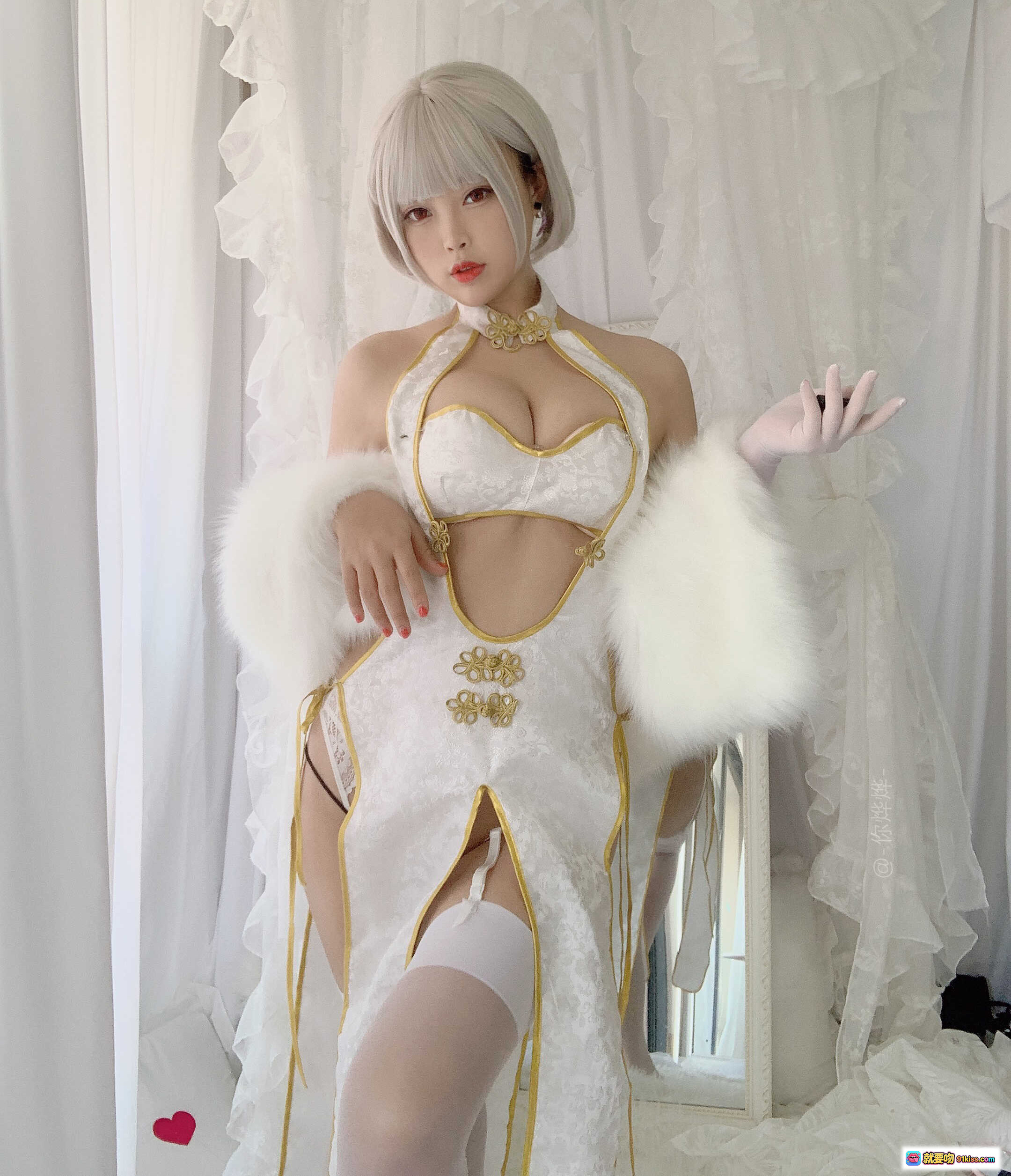 图片[2] - 白烨Vol.002 白旗袍写真 优雅性感蕾丝高开叉设计 金色盘扣点缀 纯欲风室内私房照 40P高清图集 - 就要吻